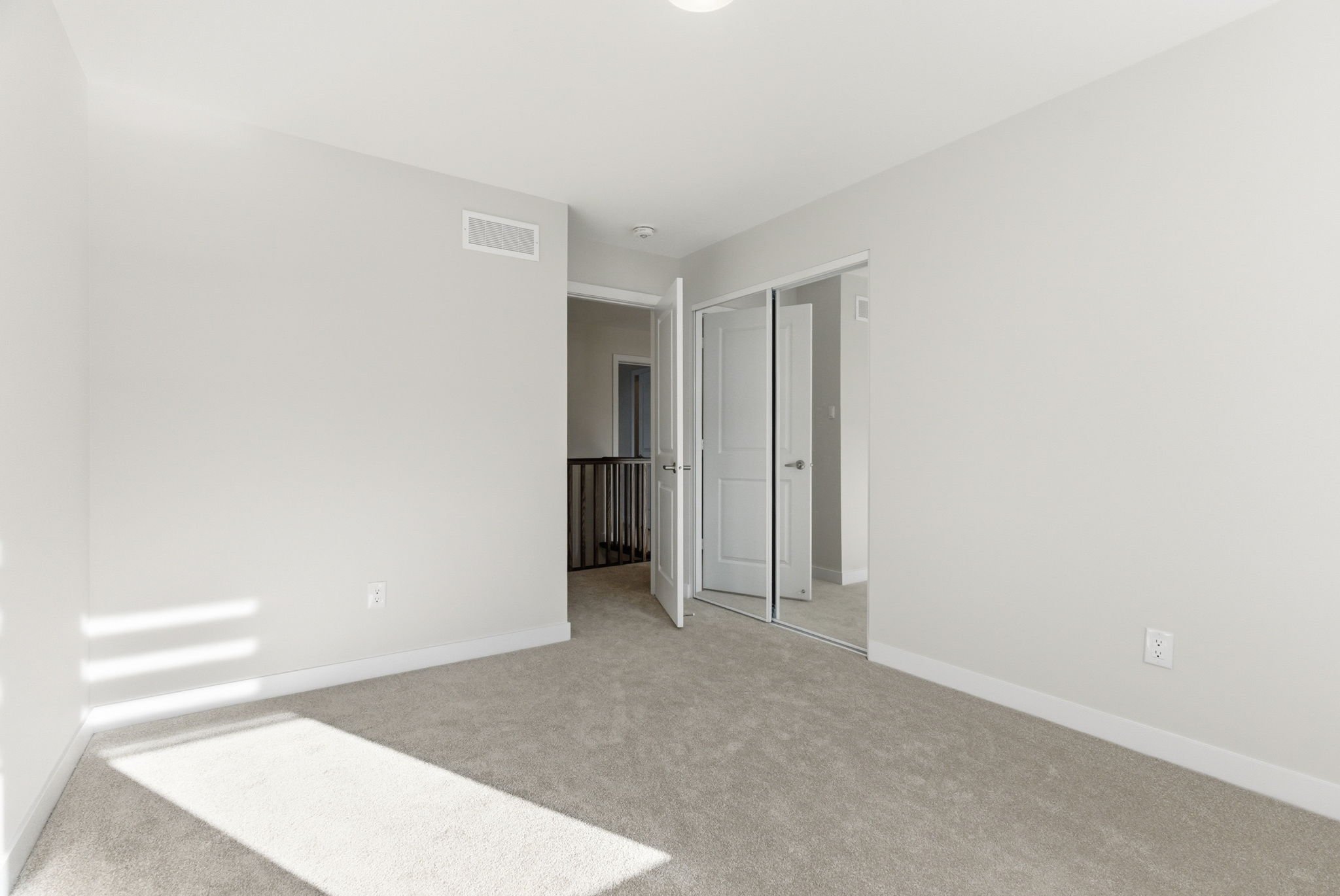 29-web-or-mls-574-oldenburg-ave.jpg