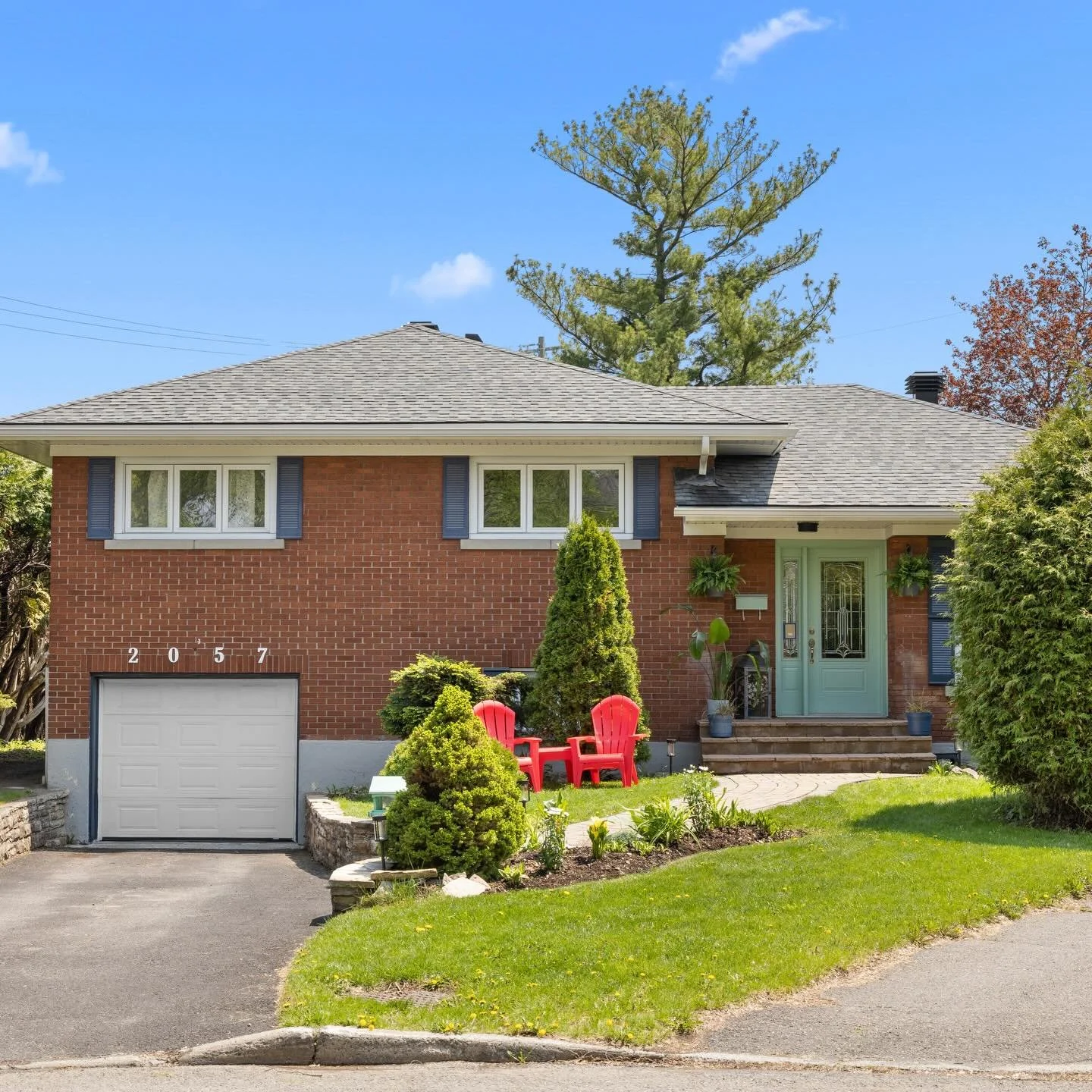 A chance to live in Elmvale Acres on one of the most incredible lots 🌳 Now available for a 3 year lease, this 3+1 bedroom split level is located on a quiet street, minutes to shopping, transit, the hospital, and more 🙌🏼

It won&rsquo;t last long ?