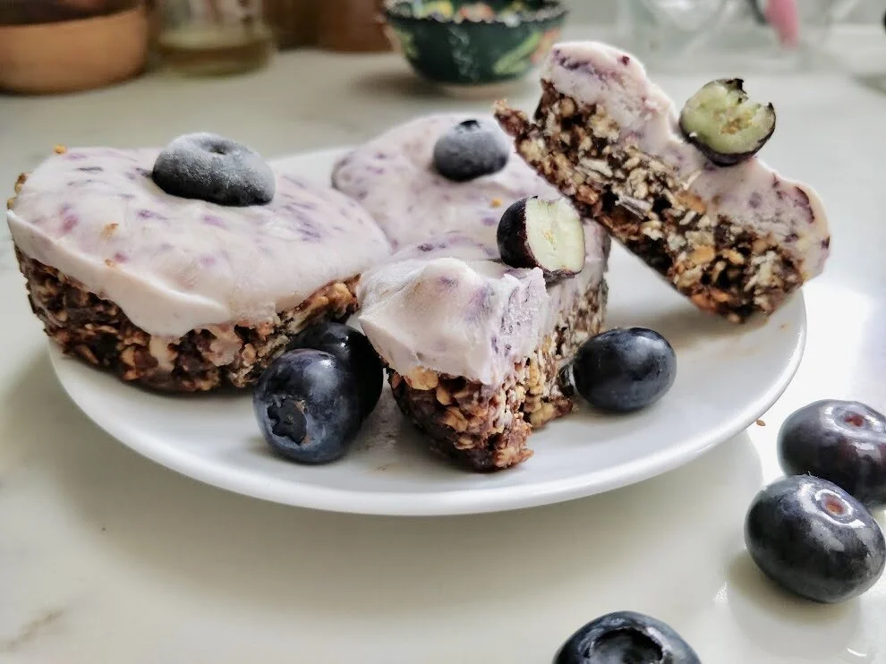          Frozen Crunchy Nut and Yogurt Cakes