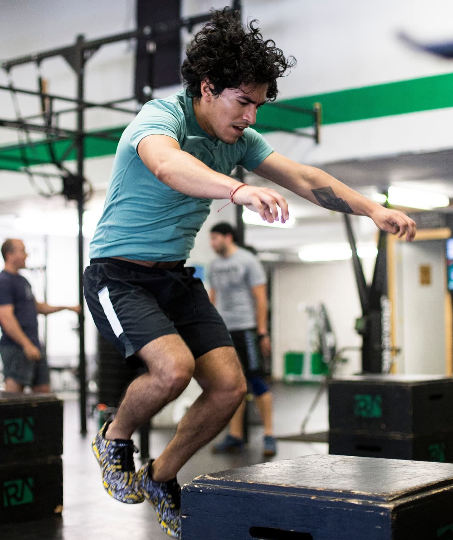 Hopping into the weekend getting ready for a team wod... 

#Raincityahtletics #RAthletes #Findyourfit #FunctionalFitness #vancouverfitness #vanfit #vancouverfitness #vancityfitness