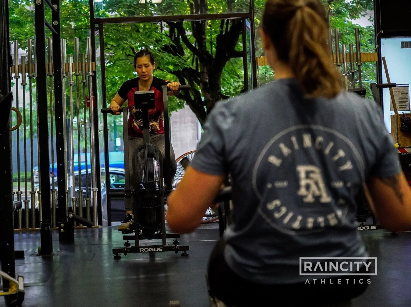 Today's menu: Bikes N Balls 🚴 Short power based workout focusing on peak output in 2-8 minutes working on increasing that VO2 max / peak of the pyramid.