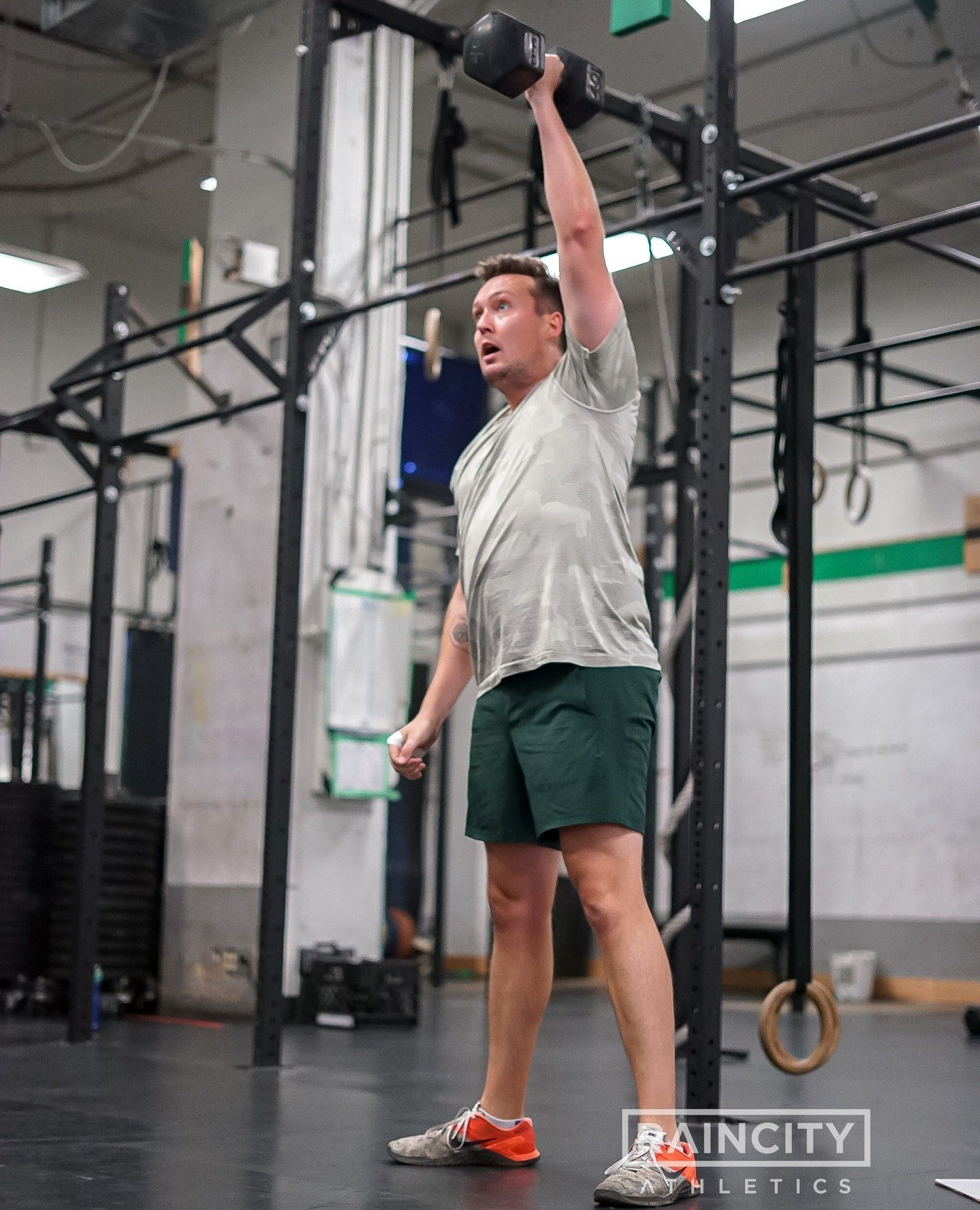 On fridays, during this block, we are working on upper-body strength focused on balanced pushing and pulling with added grip and core accessory work, leading into 10&ndash;16 minute interval WODs that challenge stamina and control.⁠
⁠
Are you joining