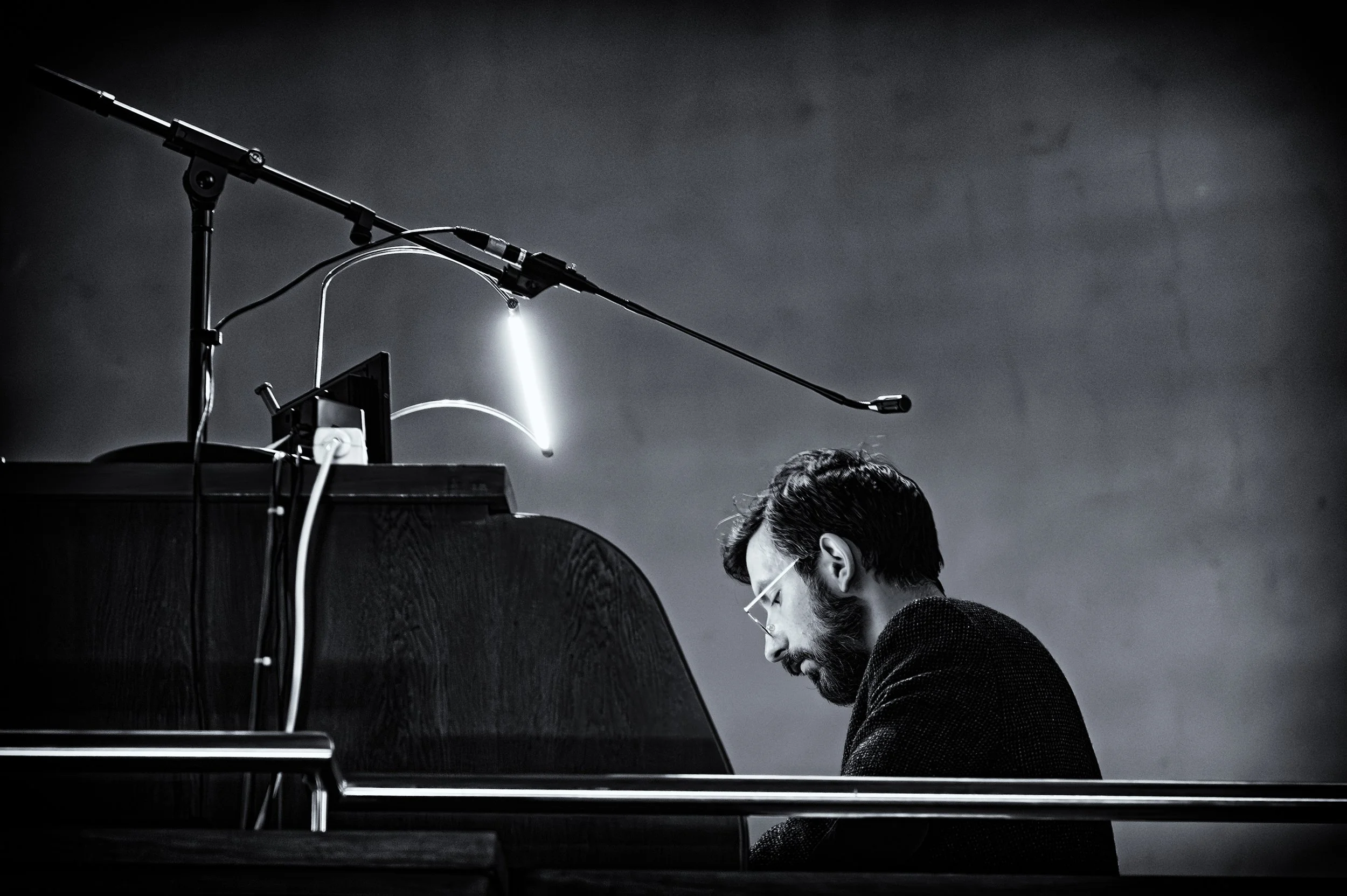 Ausschnitt von Michael Schultheis an der Orgel der St. Elisabeth Kirche in Hagen, seitliches Profil.