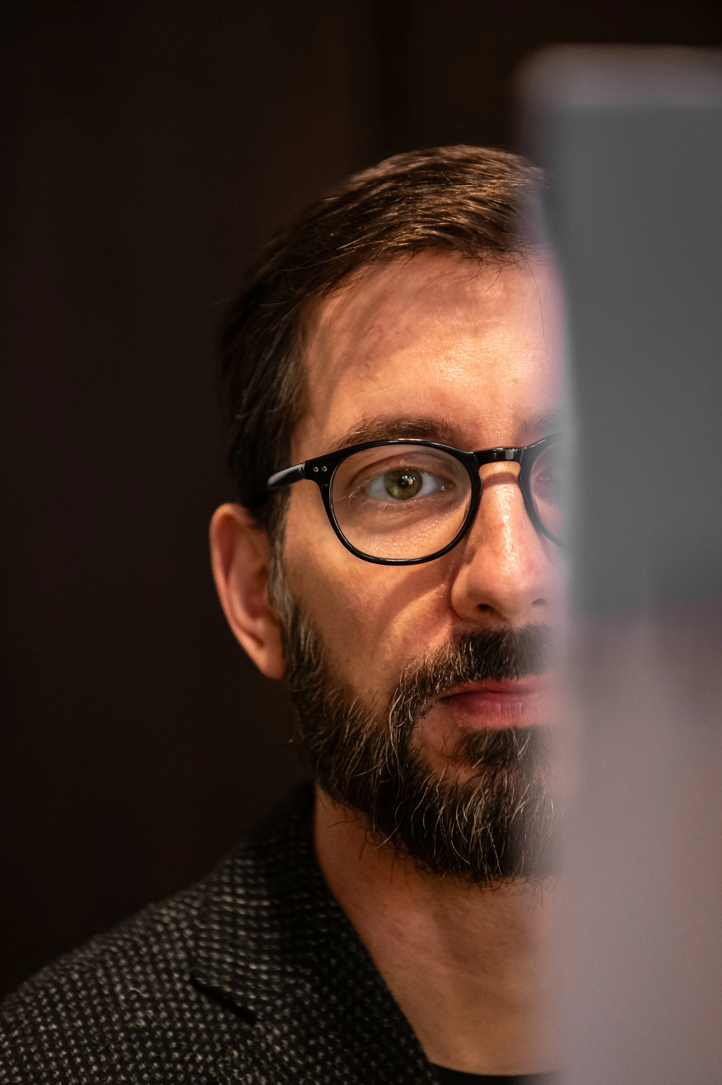 Portrait Nahaufnahme von Michael Schultheis, halb verdeckt, hochkant.