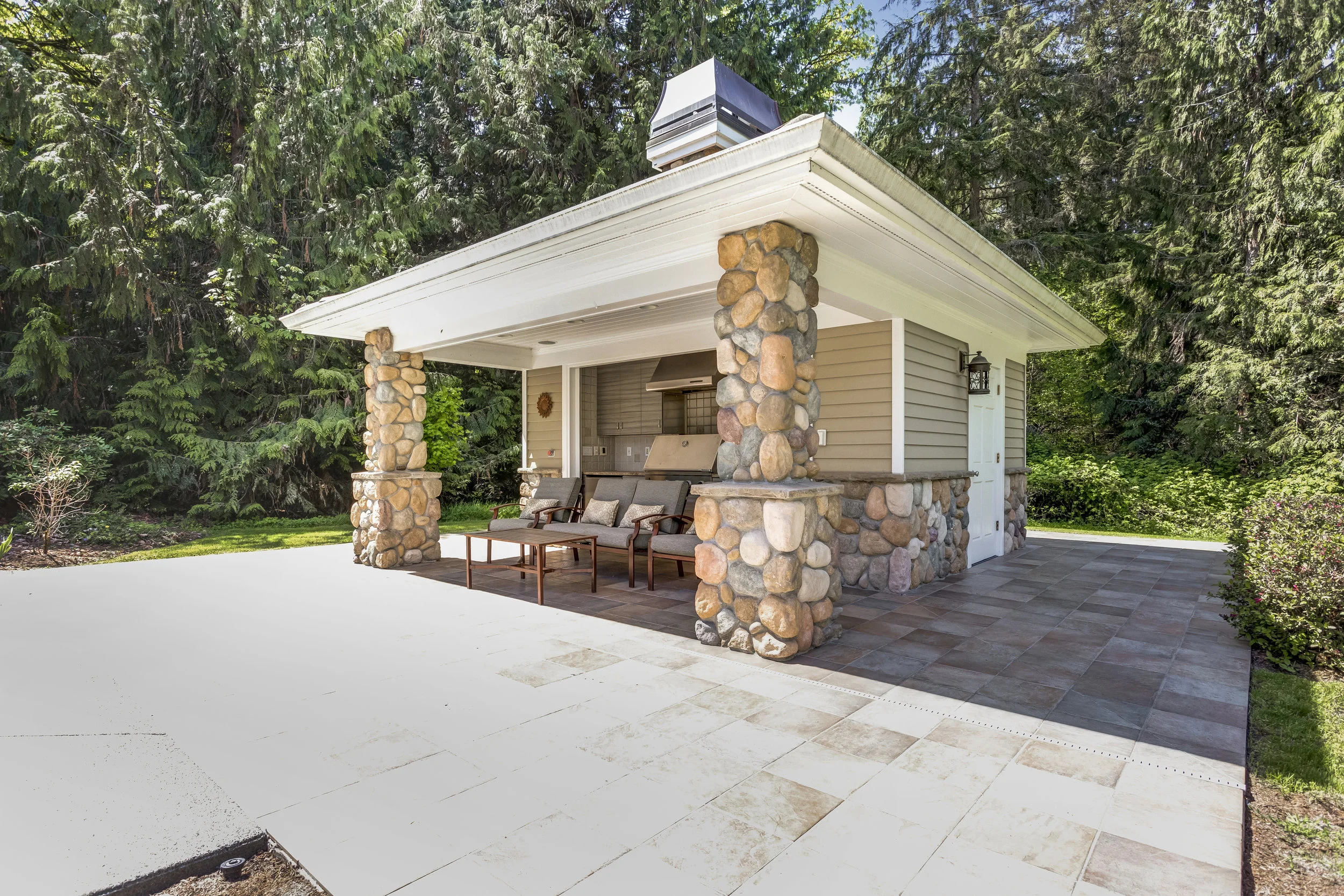 5 Benefits of Using Stone Veneer in Bergen County, NJ, Backyard Renovations