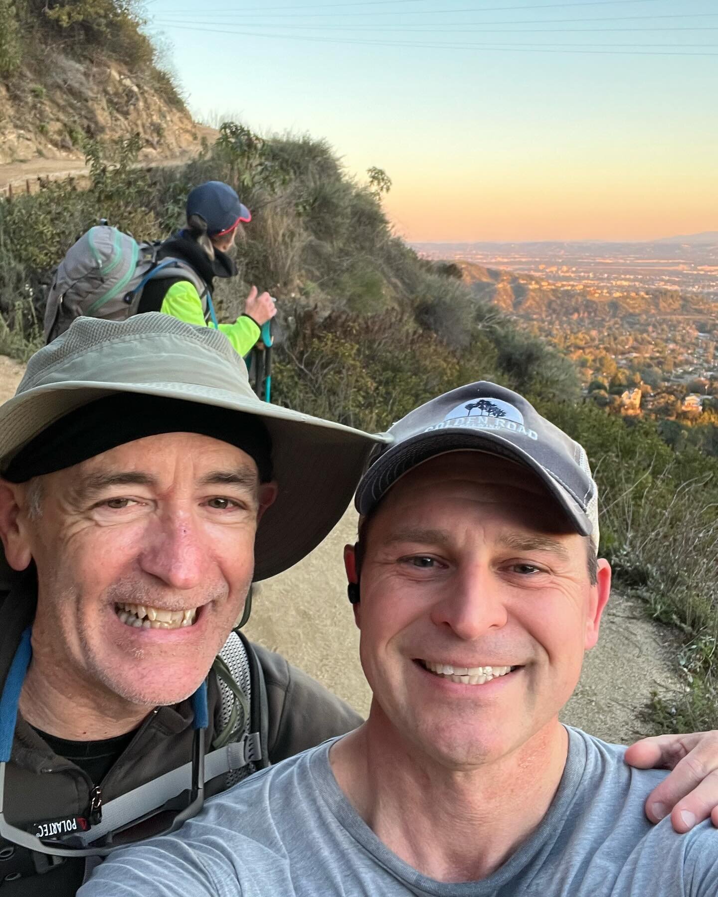 Best surprise ever running into this legend on the trail over the weekend🤩 Now&hellip;&hellip; to get him to NeuroSport for mentoring/teaching 🤔
&bull;
&bull;
&bull;
#physicaltherapy#legend#mentor#neverstoplearning#physicalherapist#hiking#pasadena#