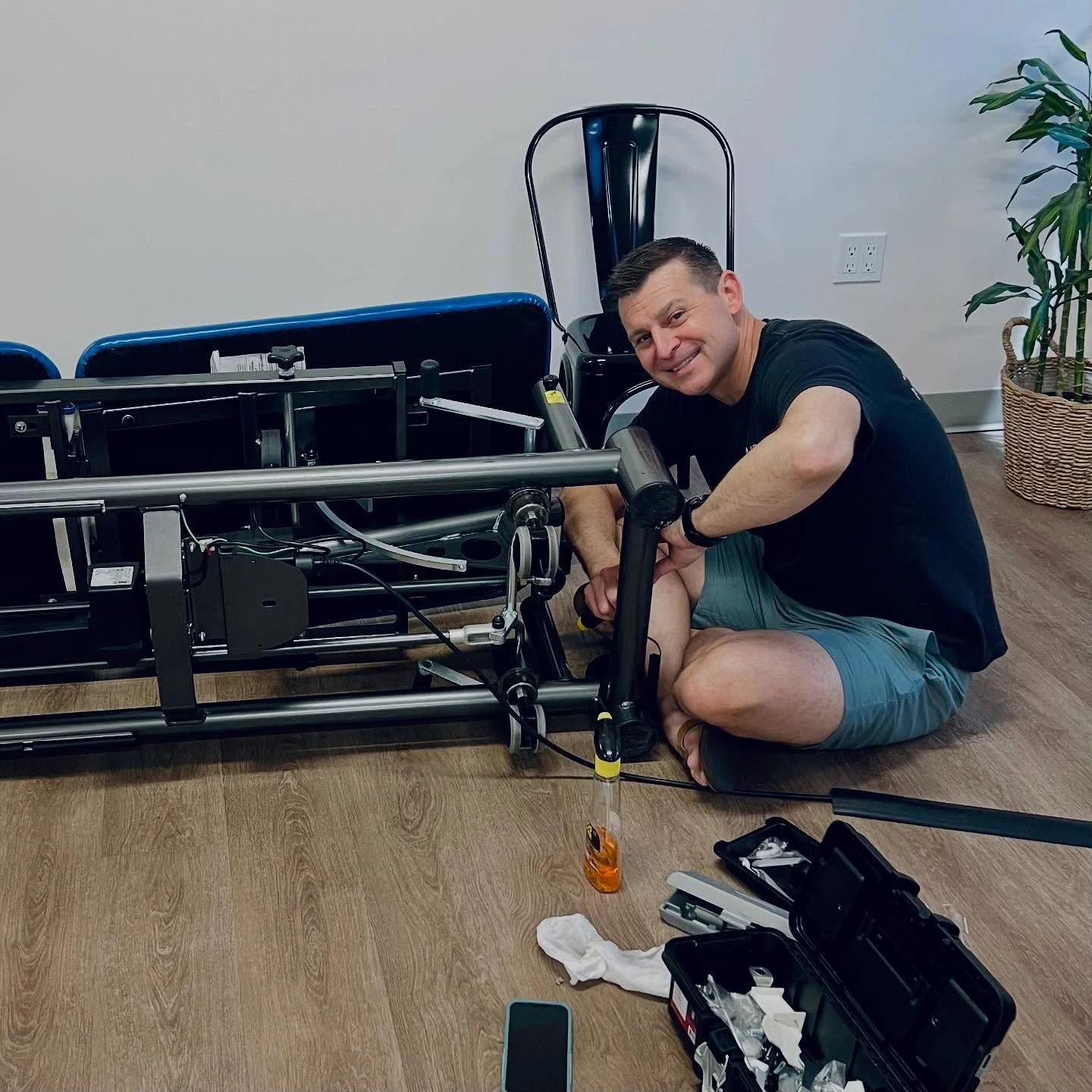 Moonlighting as our mechanic! 🤩
&bull;
&bull;
&bull;
#ptlife#clinic#neurosport#physicaltherapy#physicaltherapylife