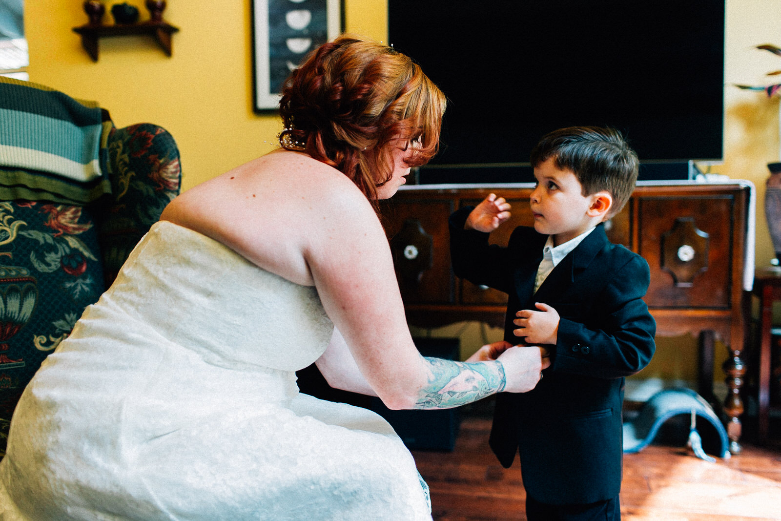 tracey chris seattle backyard at home wedding fuck yeah weddings kendall lauren shea photographer feminist ceremony hand fasting wildflower bouquet tacoma portland deck