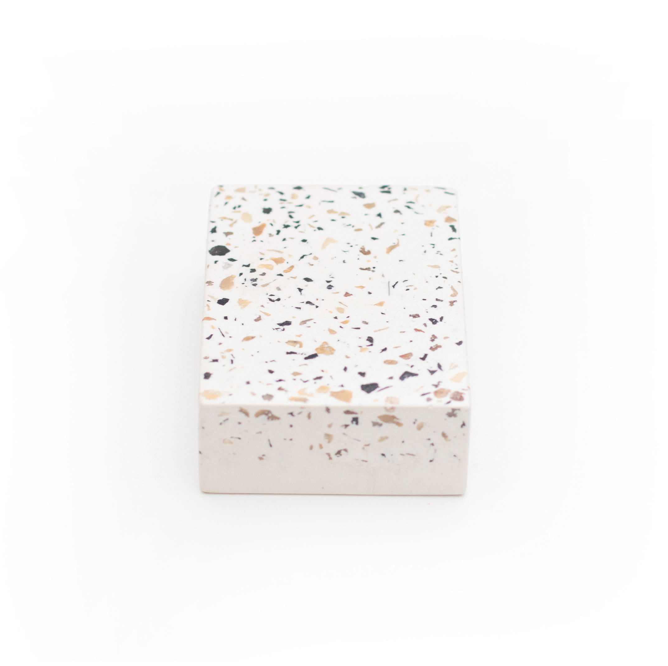 granilite branca com pedras creme, preta e brancas - cod grow02