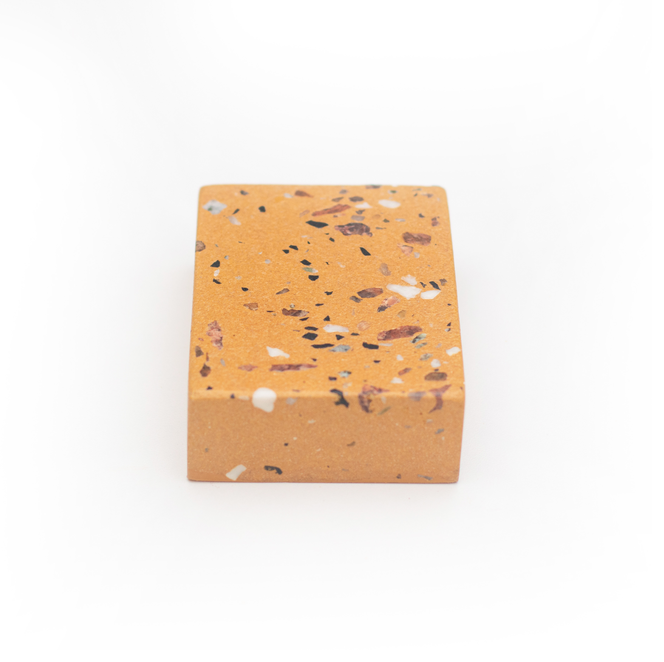 granilite creme com pedras vermelhas, pretas e brancas - cod gra01