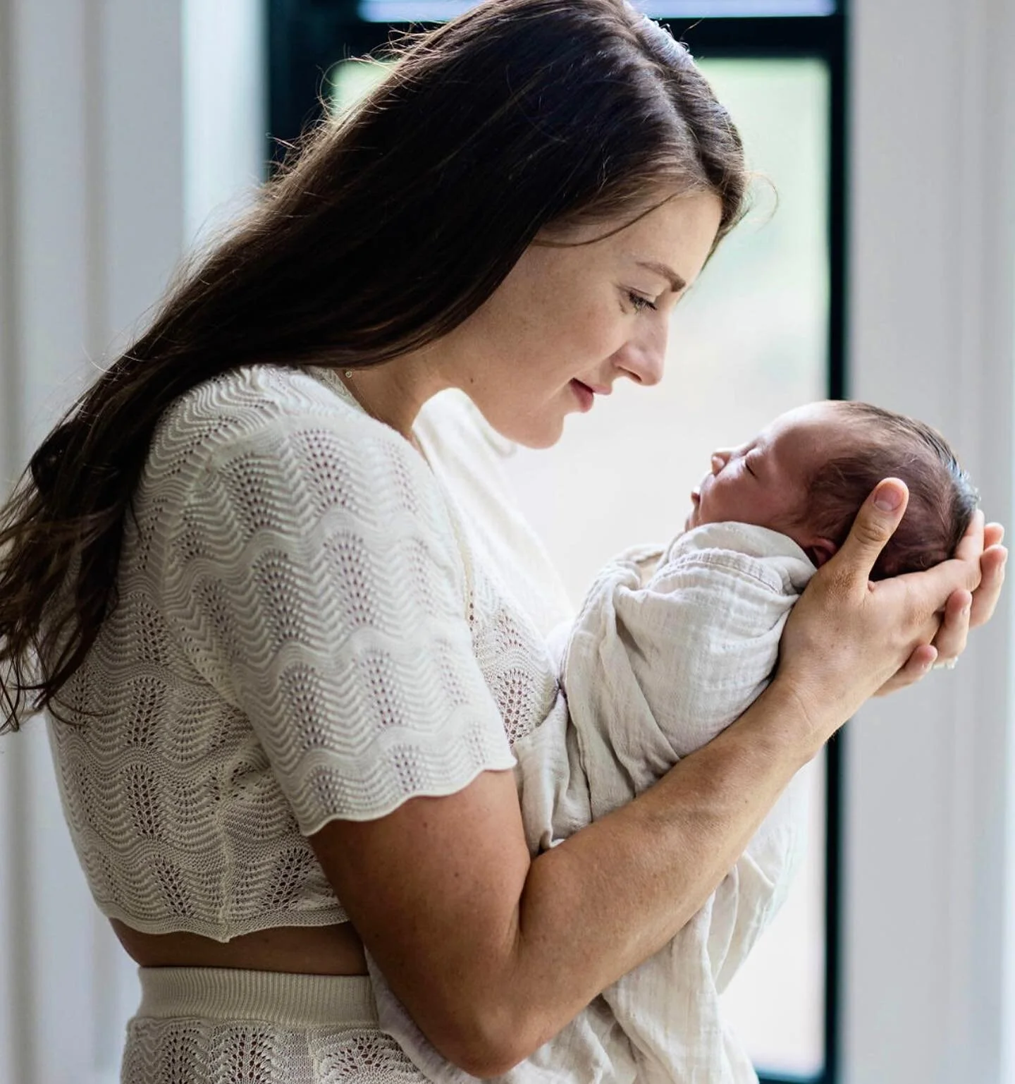 #happymothersday !  Sharing with you guys a newborn lifestyle session we shot couple a weeks ago for a new mom. So sweet 🤍

#atlantanewbornphotographer #atlantamomsblog #atlantamomsclub #atlantamommyandme #atlantamommyblogger #atlantaweddings #atlan