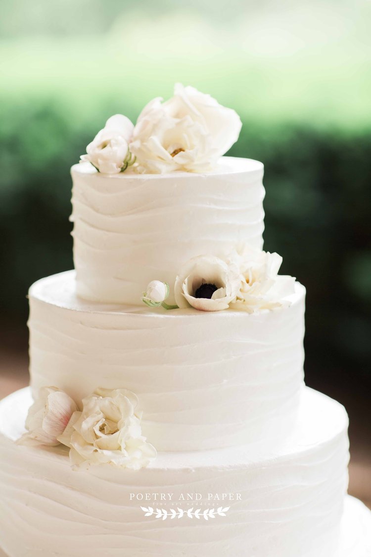 Barnsley Gardens Atlanta Wedding- Top-timeless- wedding photographer Dawn Johnson- Poetry and Paper- minimal wedding cake.jpg