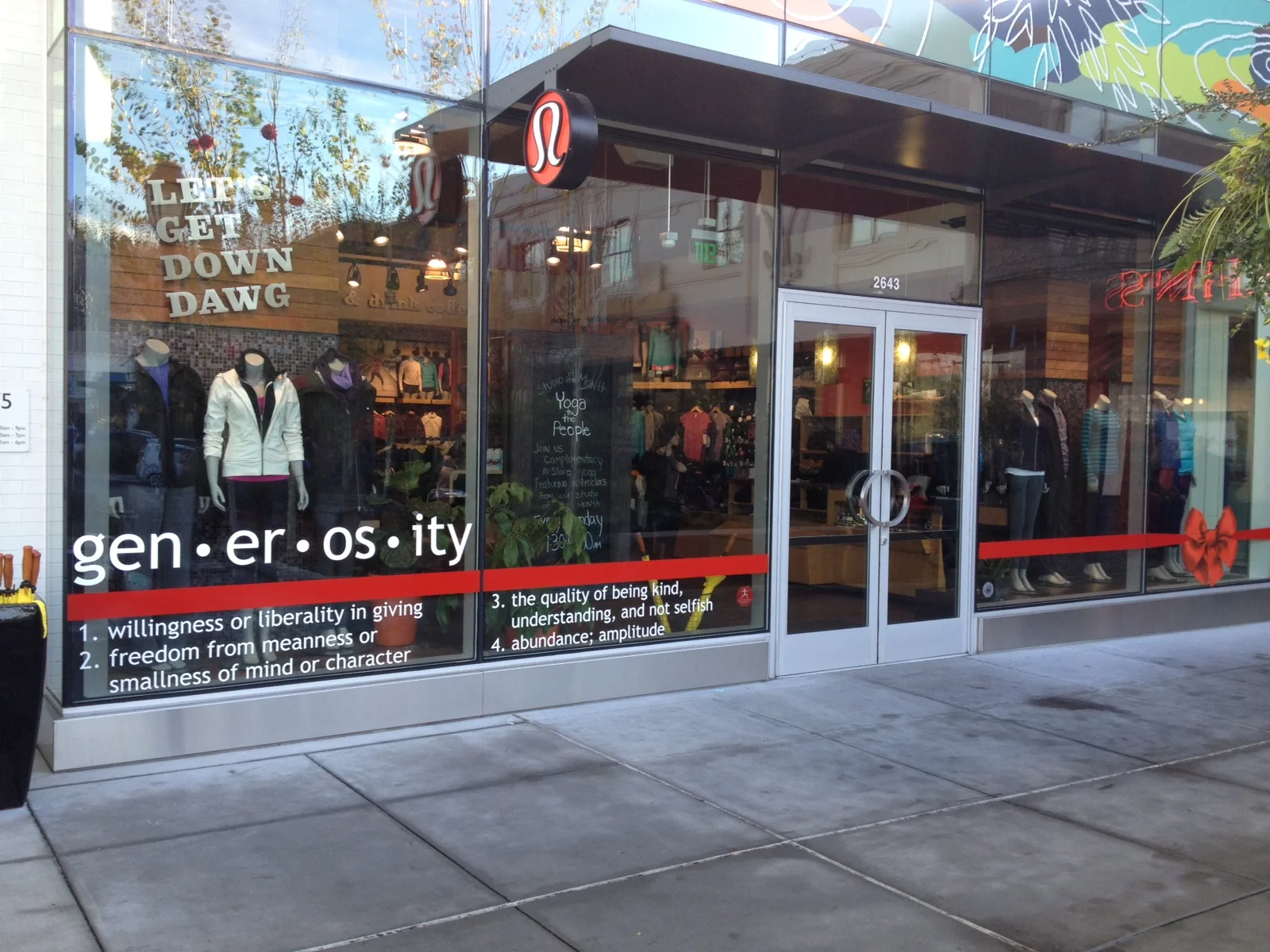 Lululemon_HolidayWindow.jpeg