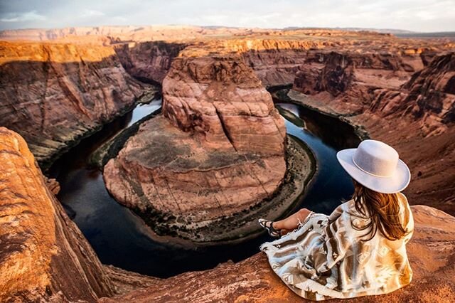 The horseshoe bend starter pack. The blanket was cozy until the sun came up, then I had to ditch it 😜 maybe next we should head to a state where we can be a little bit cooler? I think so 👍🏻 .
.
Ps this was a location that I thought was better than