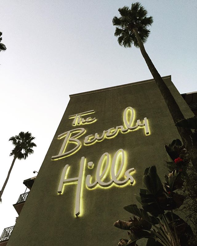 Couldn't visit LA without a trip to the iconic #beverlyhillshotel #signage #neon #icon #hollywood #itdidnotdisappoint 😍 #homedesign #style #designporn #interiors #decorating #interiordesign #interiordecor #architecture #dream_interiors #housegoals #