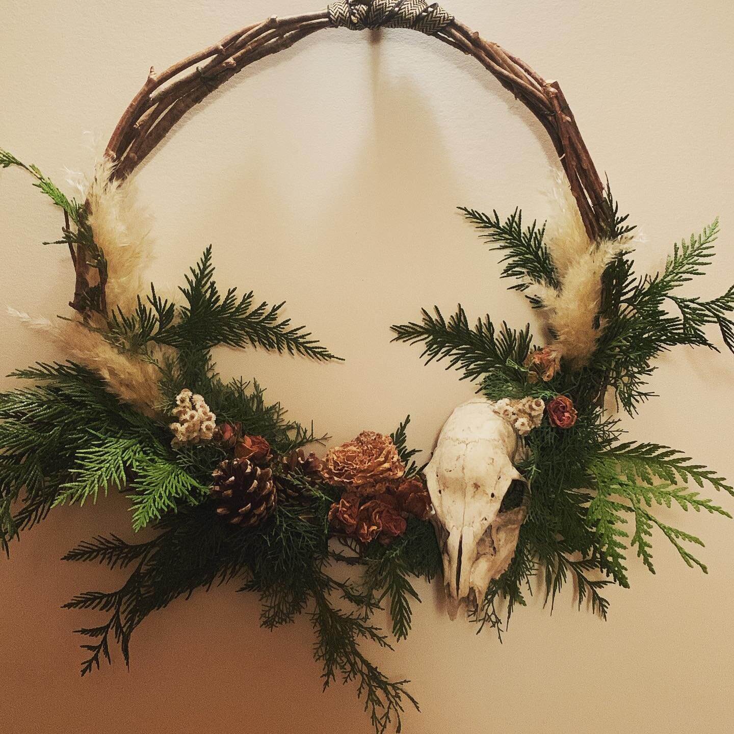 This is 💯 the most beautiful wreath I&rsquo;ve ever seen, and will likely ever see. Thank you @veal_and_co for the most thoughtful and stunning gift - you are brilliant 💫 #handmadewreath #galianoisland #friendshealhearts #lovemycommunity💕