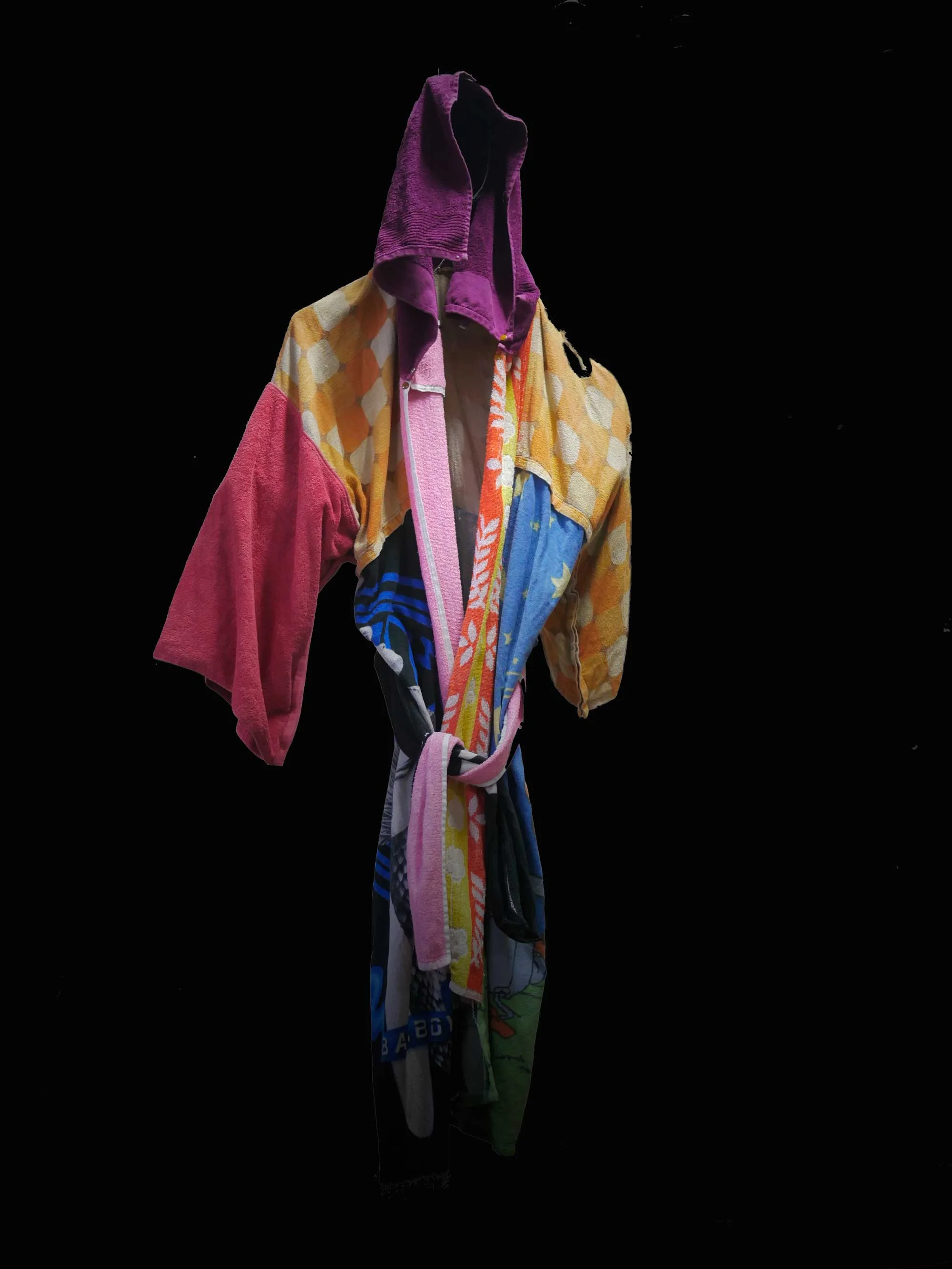 This robe is made of towels left behind by visitors of the common sweat sauna. Making this a common towel robe. Designed by Janneke Raaphorst en Steven Jouwersma.