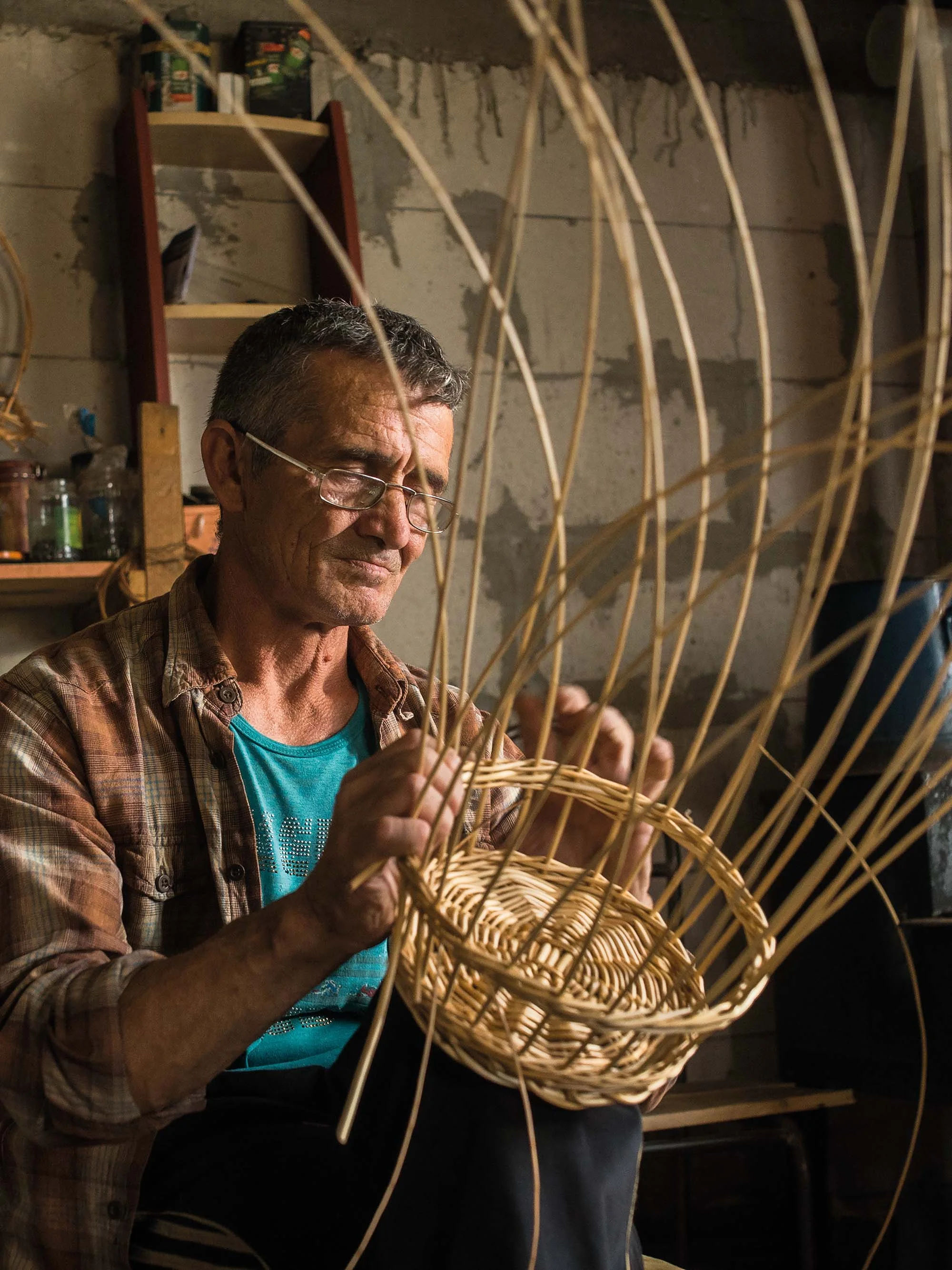 Zoltan Bojody weaves wicker goods from his studio in Viişoara. He says his life has changed since joining the MBQ network. Zoltan is now able to sell his work to a broader customer base, which means he has a steady income to support his studio and practice his craft. 