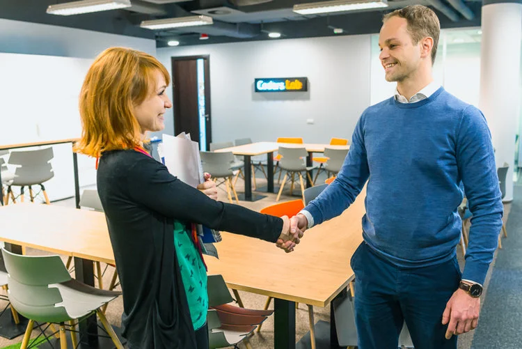 Zapewnienie umiejętności informatycznych i wysokiej jakości miejsc pracy dla młodzieży znajdującej się w niekorzystnej sytuacji oraz kobiet 45+ w Polsce