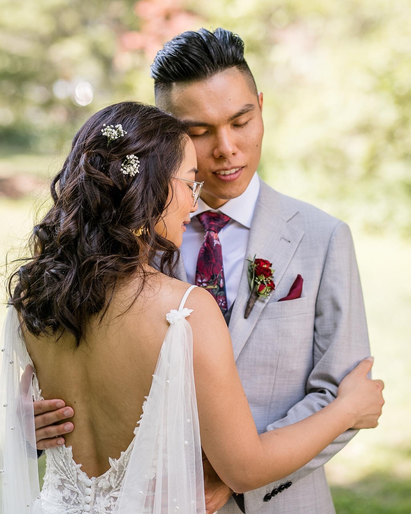 Spring is for blossoms &amp; budding love 💗🌷 

____
📸: @knileyphoto 
#historicgermanhouse #hgh #springwedding #rochestereventvenues