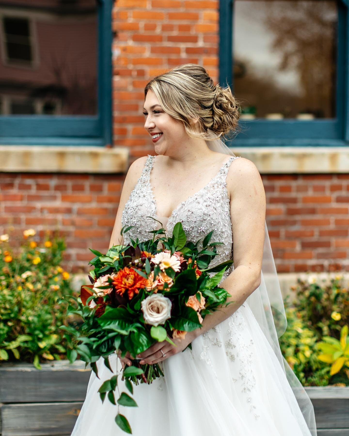 Look at her, she&rsquo;s blooming! 💐🙌

______
📸: @kelseytravisphoto 
🌺: @kittelbergerweddings 
#historicgermanhouse #hgh #springwedding #rochestereventvenues