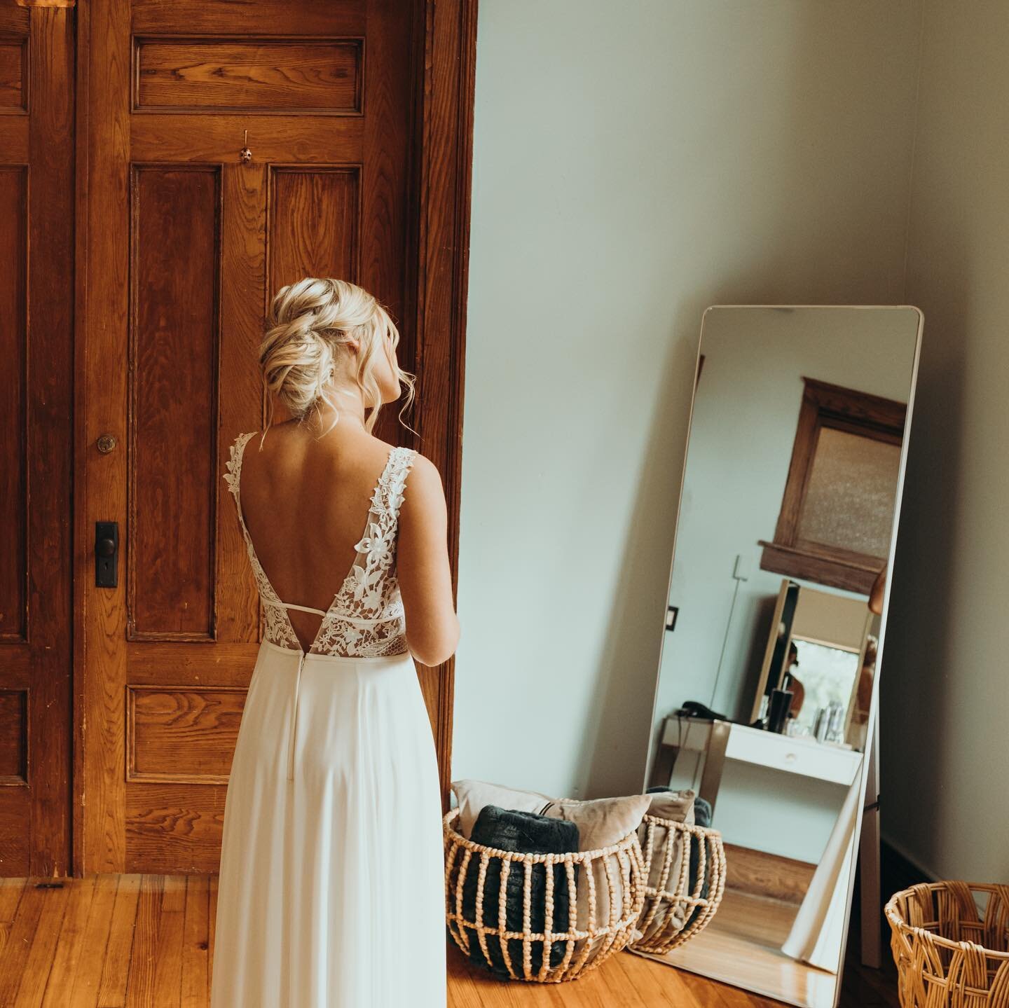 Last looks before the short walk🪞✨

_____
📸: @gage_forster 
#historicgermanhouse #hgh #weddingready #rochesterevents