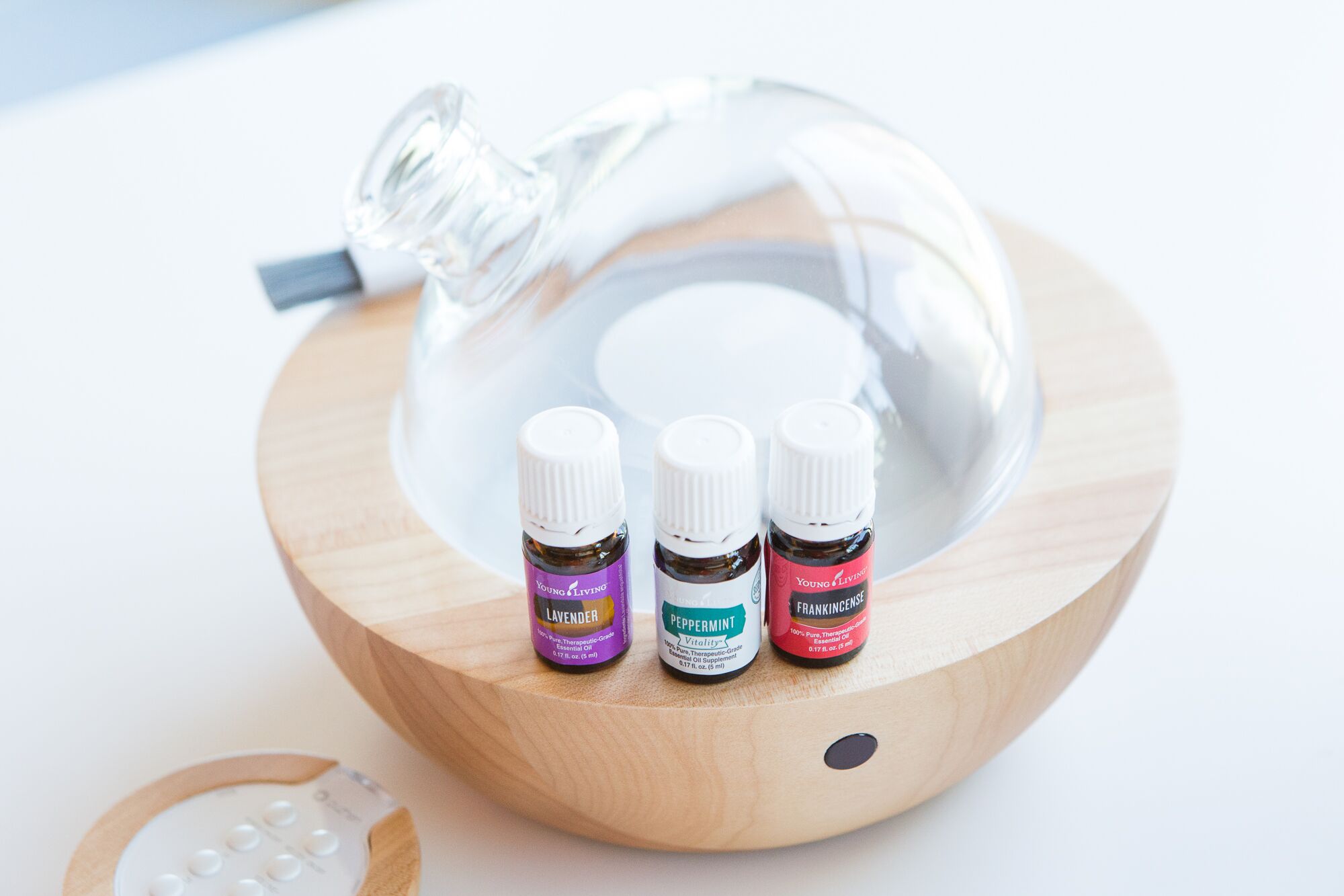 Six-Non-Toxic-Ways-to-Jumpstart-Your-Spring-Cleaning-With-Essential-Oils-Thieves-Lavender-Peppermint-Lemon.jpeg