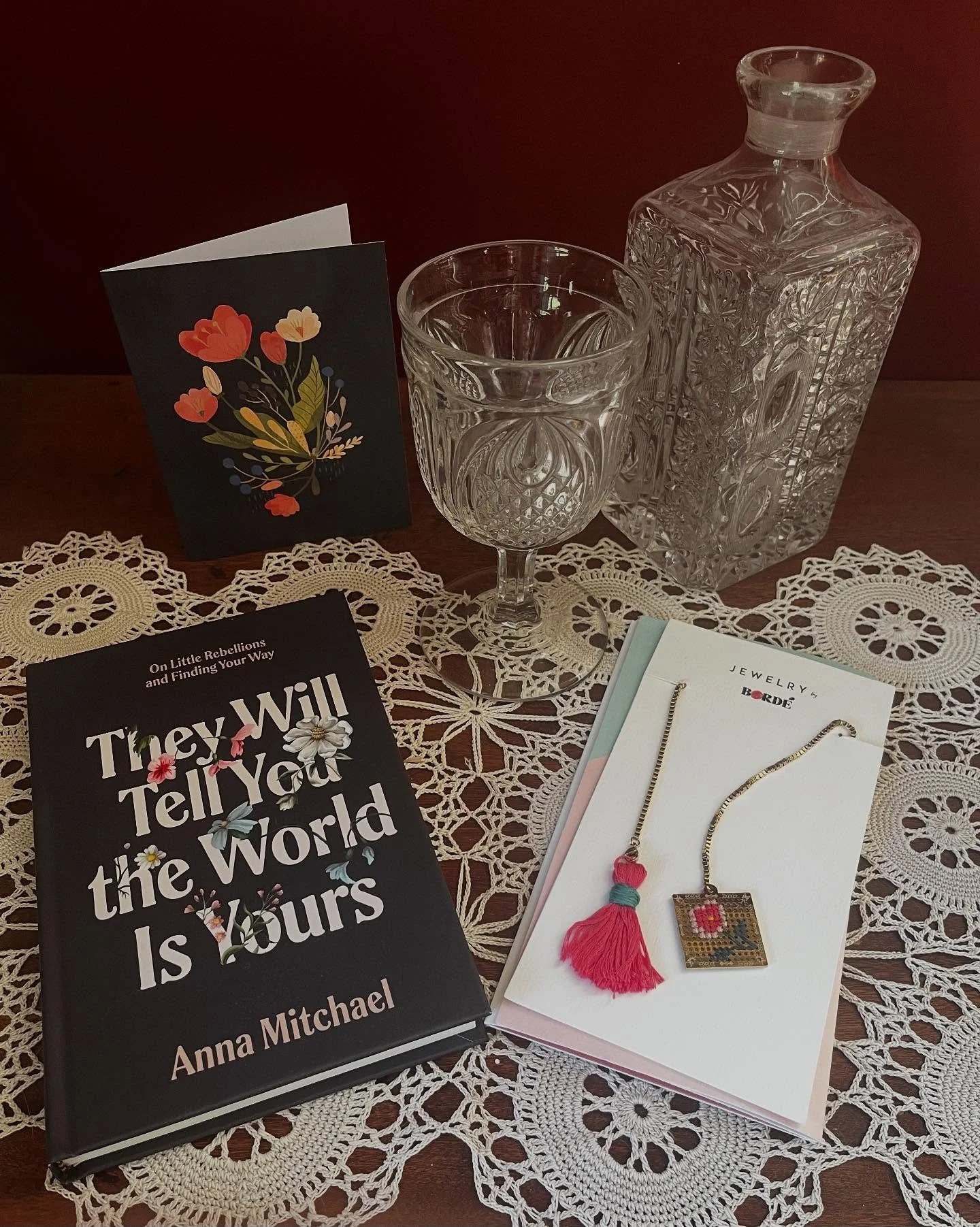 Look what came in the mail this week! 💕 I can&rsquo;t wait to read this book. And this bookmark!! 🤩 Just gorgeous.

Thank you @anna_mitchael and @borde_mx for the beautiful giveaway prize! I&rsquo;m so thrilled! 

#booklover #readerslife #readerlif