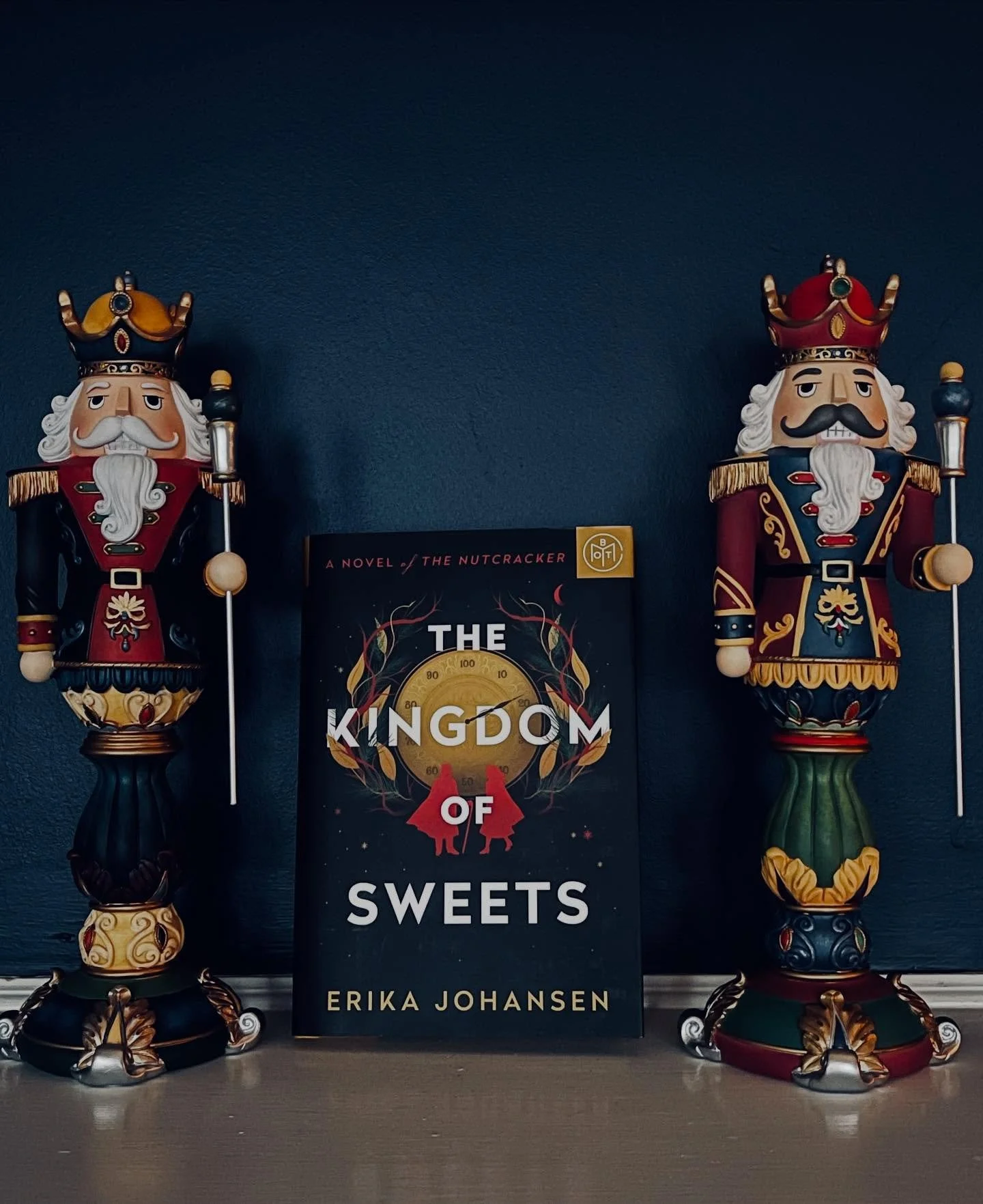 Currently enjoying this dark reimagining of The Nutcracker. 🖤🎄Anyone else reading The Kingdom of Sweets? 🍭 🍬🏰

#amreadi̇ng #gothicfairytale #gothicfantasy #decemberreads #readersof&igrave;nstagram