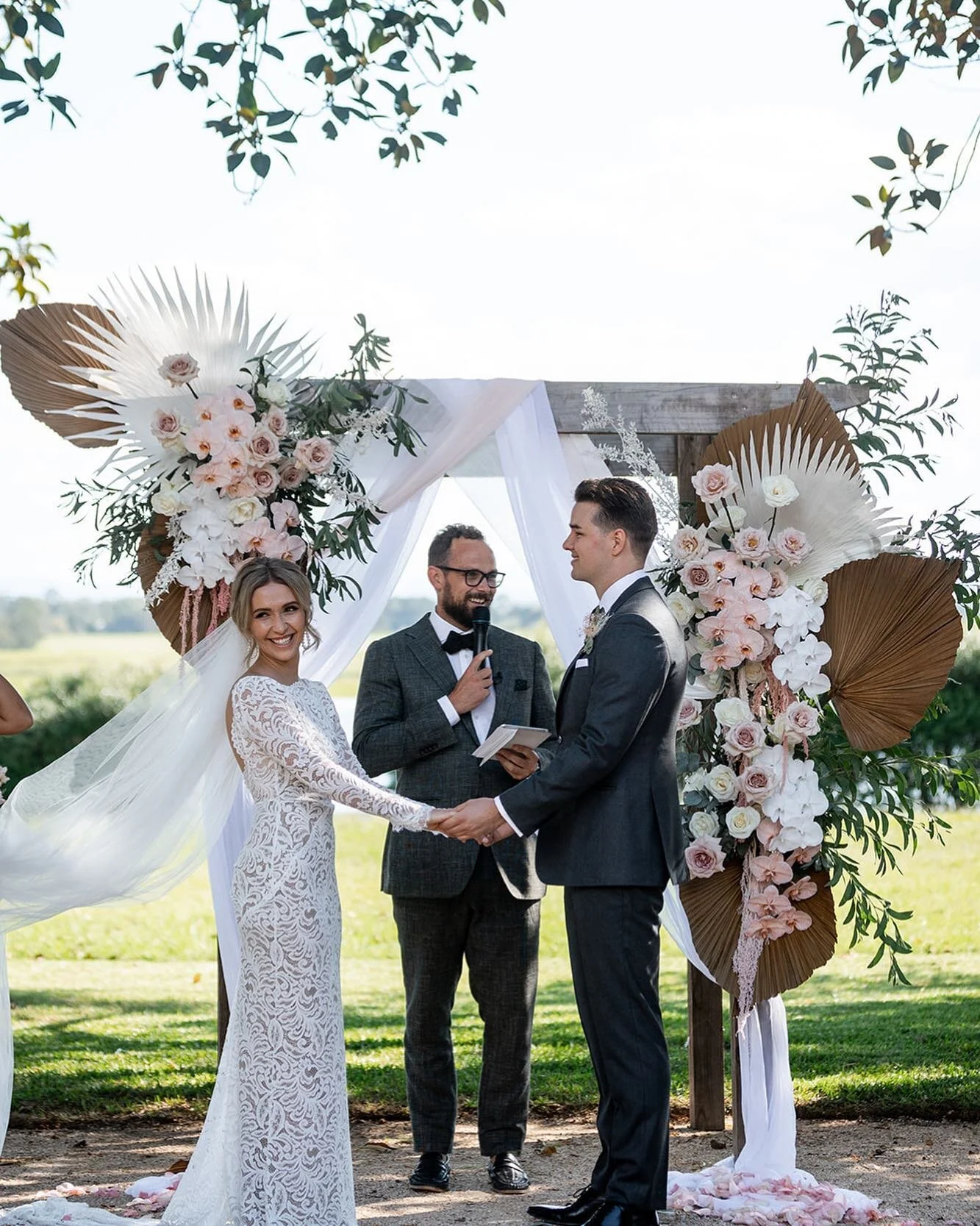 Niki + Dom 🤍 We had the pleasure of doing the flowers for this beautiful wedding. Such a lovely couple and amazing family ✨ Head to our story/highlights to see all the incredibly photos by @lonelyhunter 🙌🏻