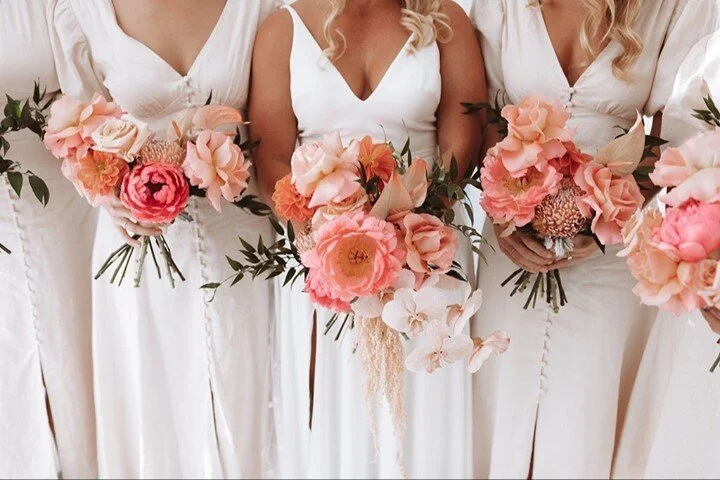 Love this gorgeous coral gelato palette for Annika + her girls 🍡 ⠀
Image @daysliketheseweddings