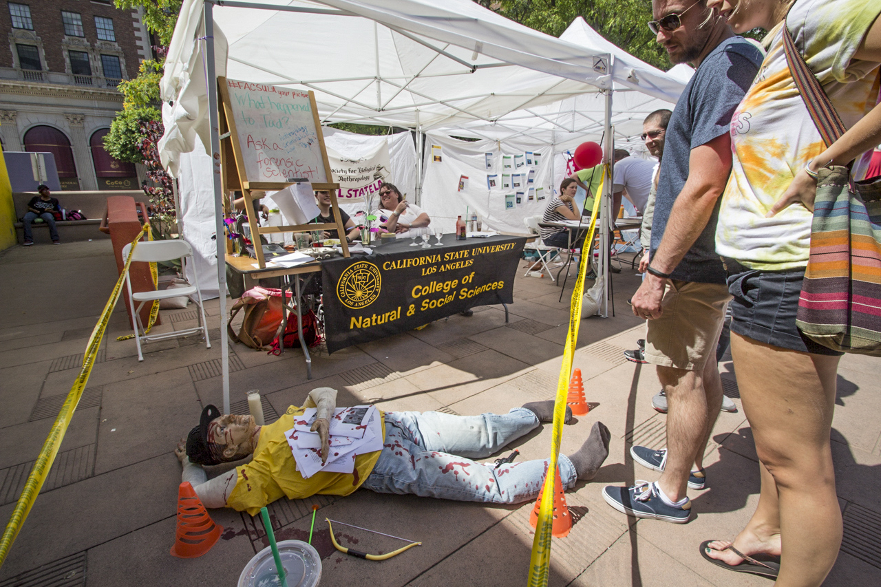 "Ask a forensic scientist!" The March for Science in Downtown Los Angeles had several booths, like this one for CSUNs College of Natural & Social Sciences. They set up a crime scene to make it more interesting. April 22, 2017. (Jazz Shademan) 
