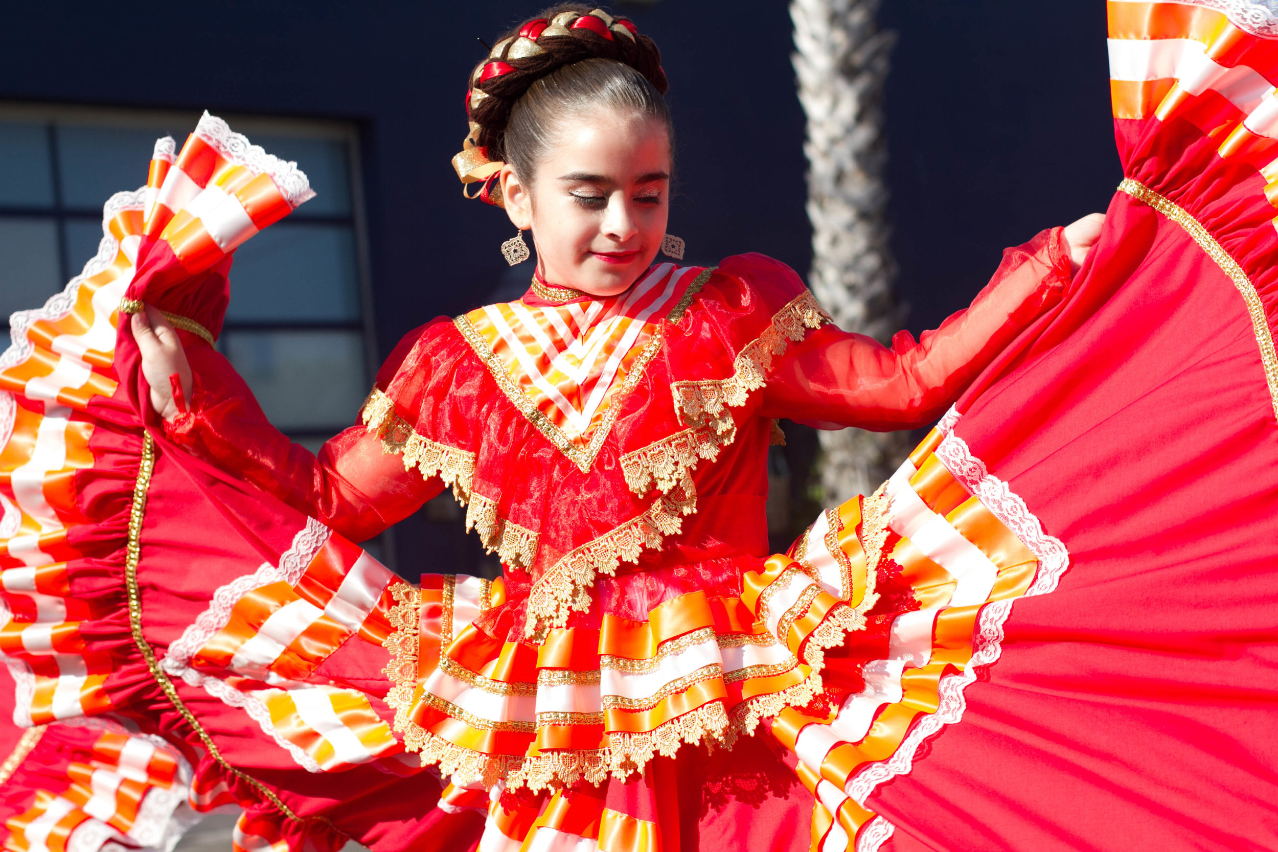  Cabeza de Vaca Cultura dancer Sariah Redondo traditionally dressed to perform at the Pico Block Party on 18th St. in Santa Monica, Calif., October 14, 2017. (Photo By: Ripsime Avetisyan/Corsair Staff) 