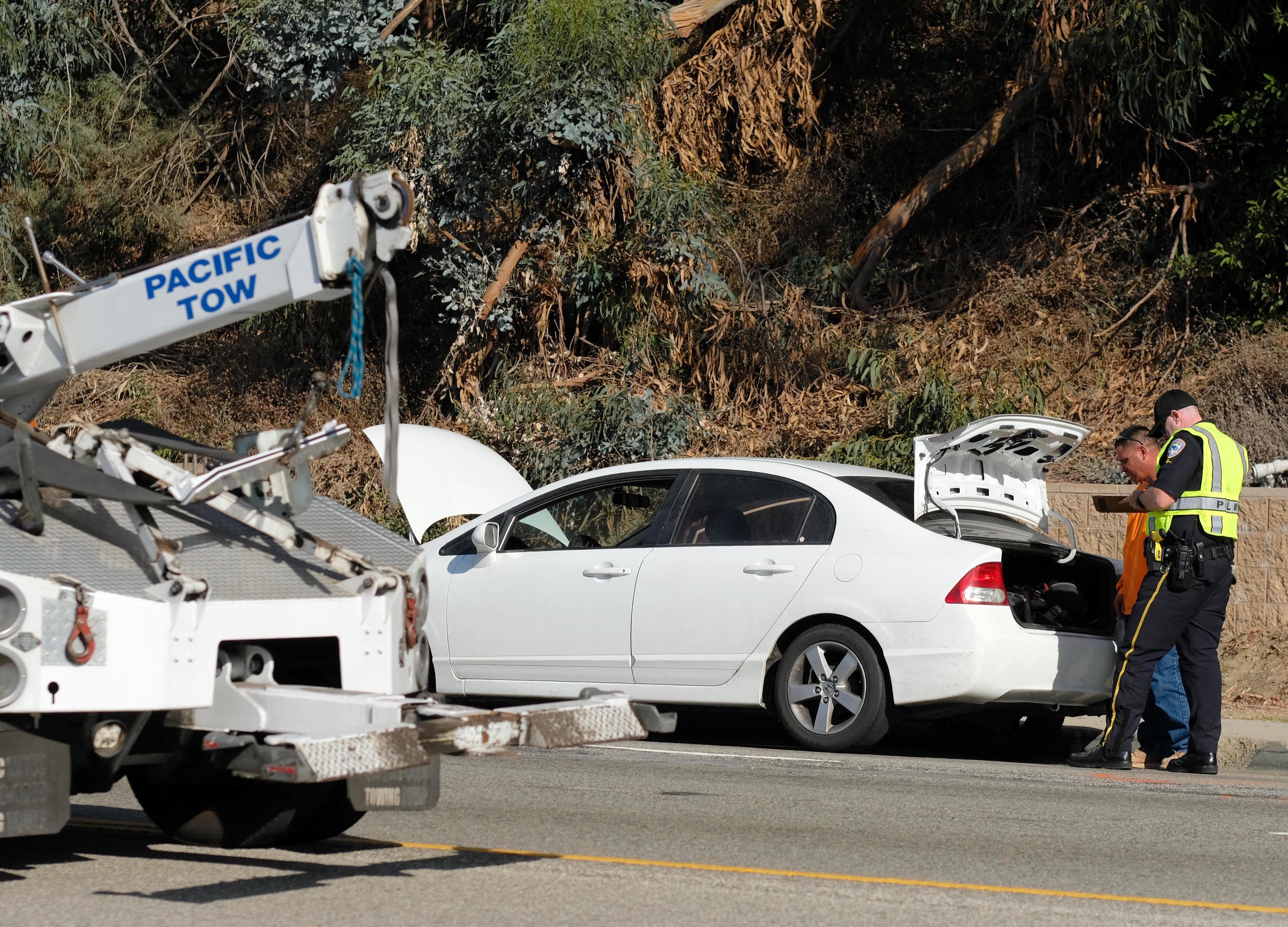  Pacific tow arrives on Pacific Coast Highway 1 northbound to tow away a vehicle involved in a fatal accident that occured on November 21, 2017 in Santa Monica, CALIF. (Photo by Jayrol San Jose) 