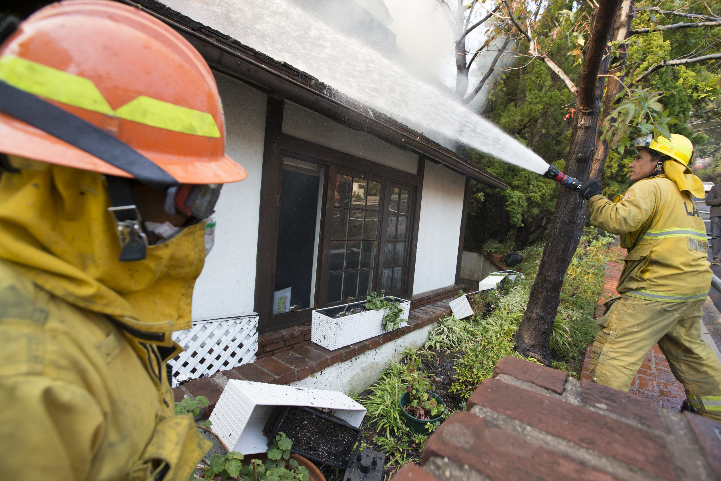  Los Angeles Fire Department engine company 71, firefighter readies a hose to put out the flame. The Skirball Fire, which shut down the 405 and burned 450 acres of land on Dec.&nbsp;6, 2017 in West Los Angeles, Calif. (Photo by Daniel Bowyer) 