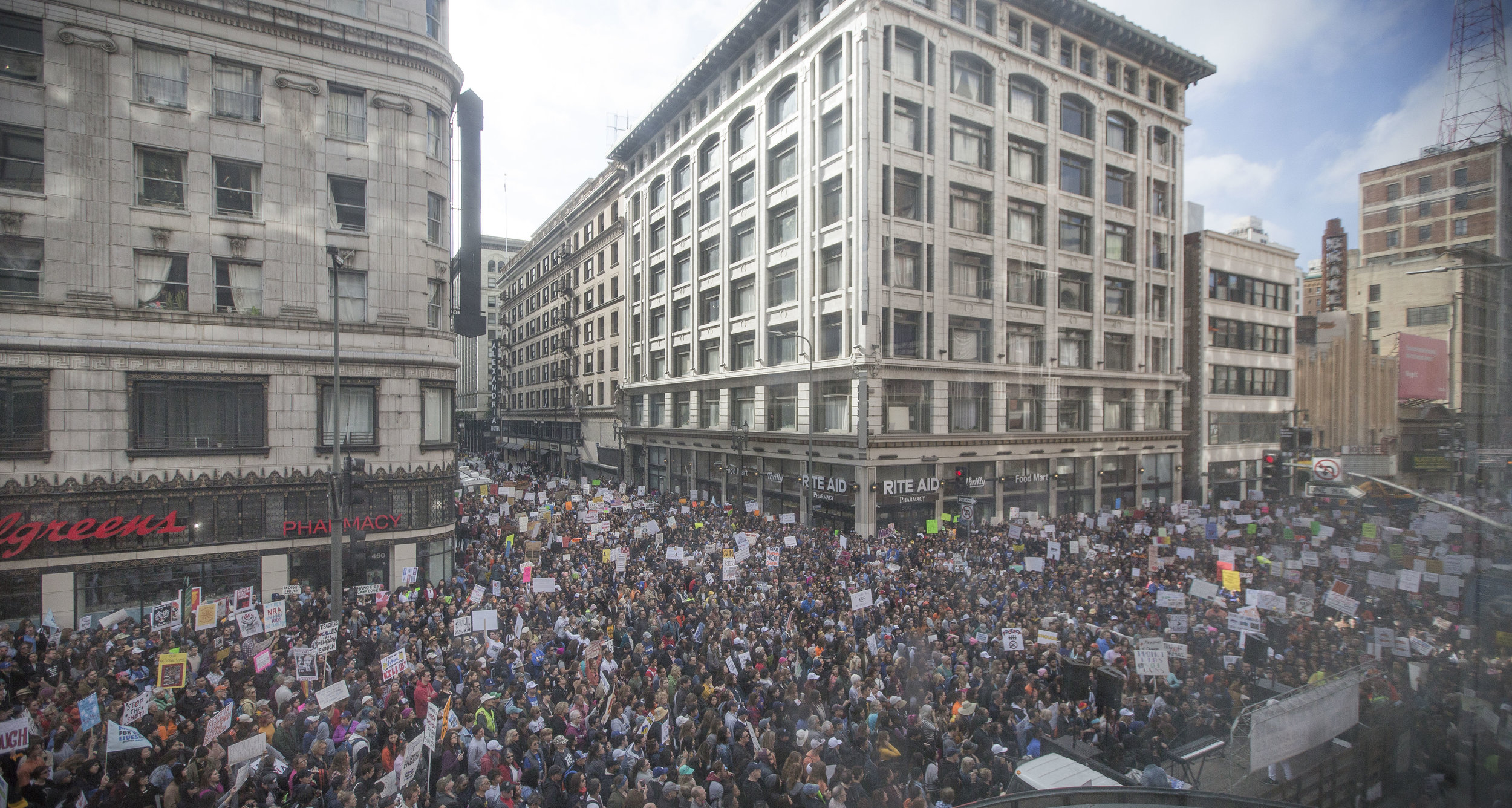 Young activists, parents, and demonstrators stand on 5th and Broadway in downtown Los Angeles, before marching to City Hall during the March for Our Lives rally on March 24, 2018, in Los Angeles, California. (Daniel Bowyer/Corsair Photo)