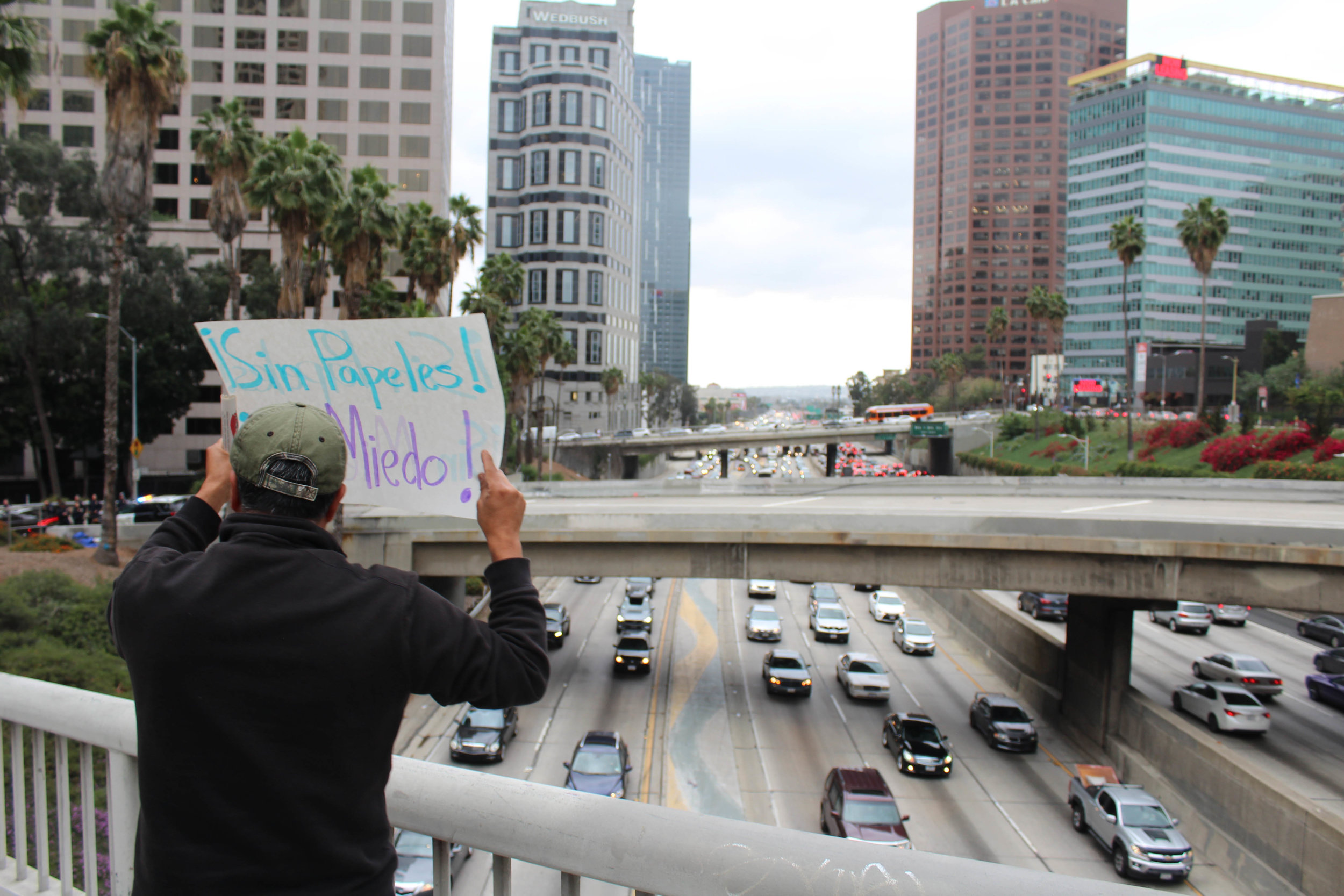 A protestor at the May Day Protest in Downtown Los Angeles on May 1, 2018 shows support for workers' rights by showing a sign that says "fearlessly without papers" in Spanish. (Daniel Farr/ Corsair Photo).