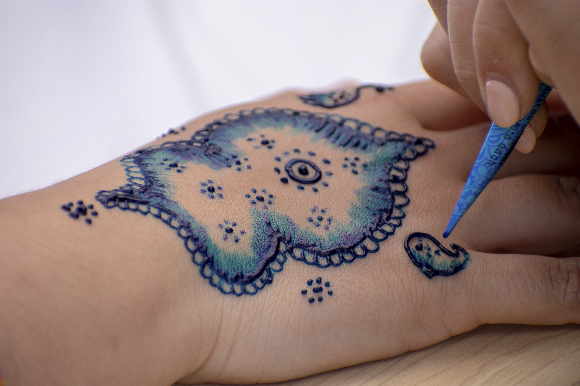 Henna painting was available by the group Henna Happenings during an event put on by the Students Supporting Israel club at the college on Thursday, May 10 in Santa Monica, California. The event was a celebration for the 70th anniversary of Israel’s independence. (Ethan Lauren/Corsair Photo)