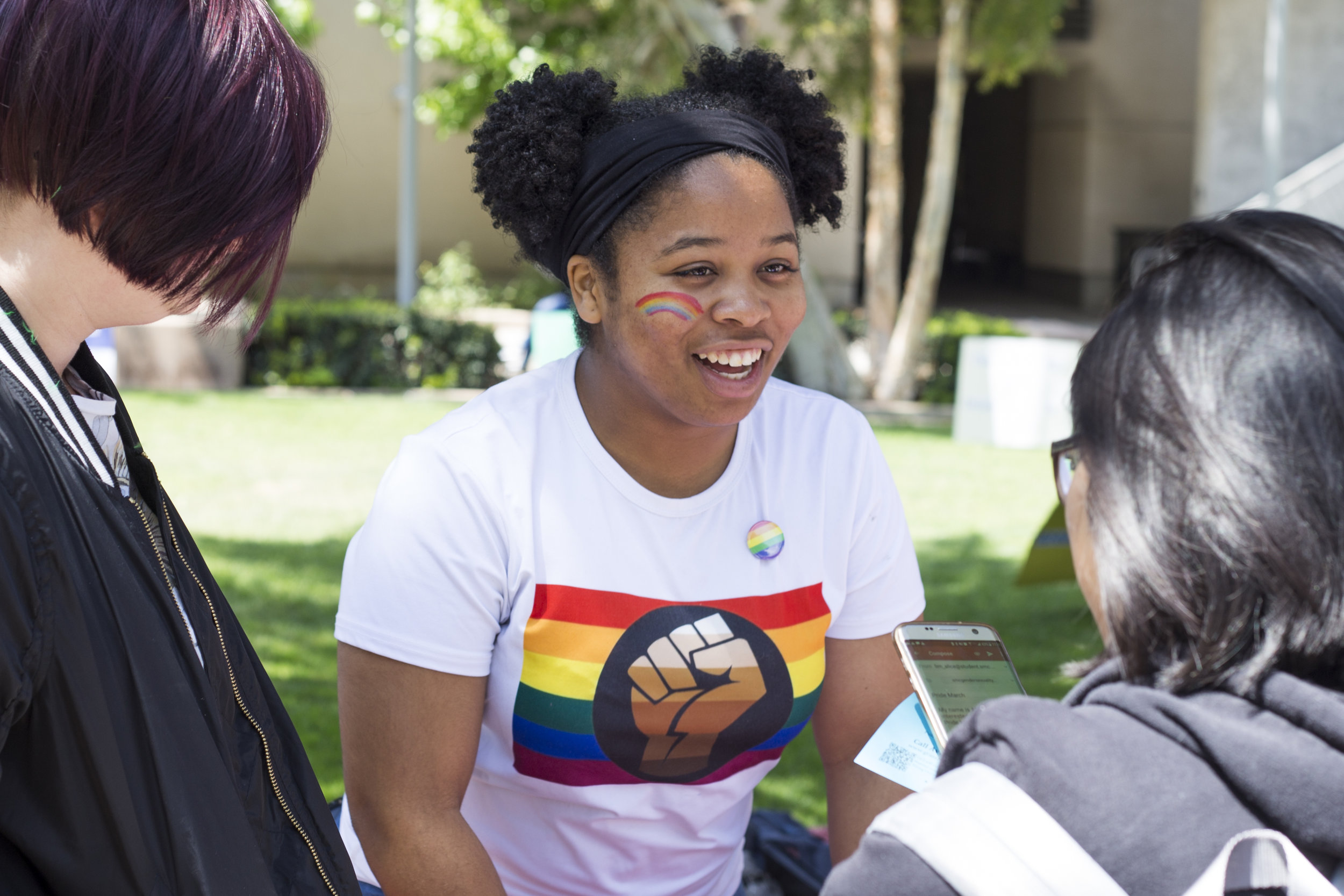  Santa Monica College (SMC) Pride week event on Tuesday, May 15:  Elise "Minnie" Gary talking to students about Pride Week activities on main campus. SMC Main Campus. Santa Monica, California. May 15, 2018. (Fernanda Rivera, Corsair Photo). 