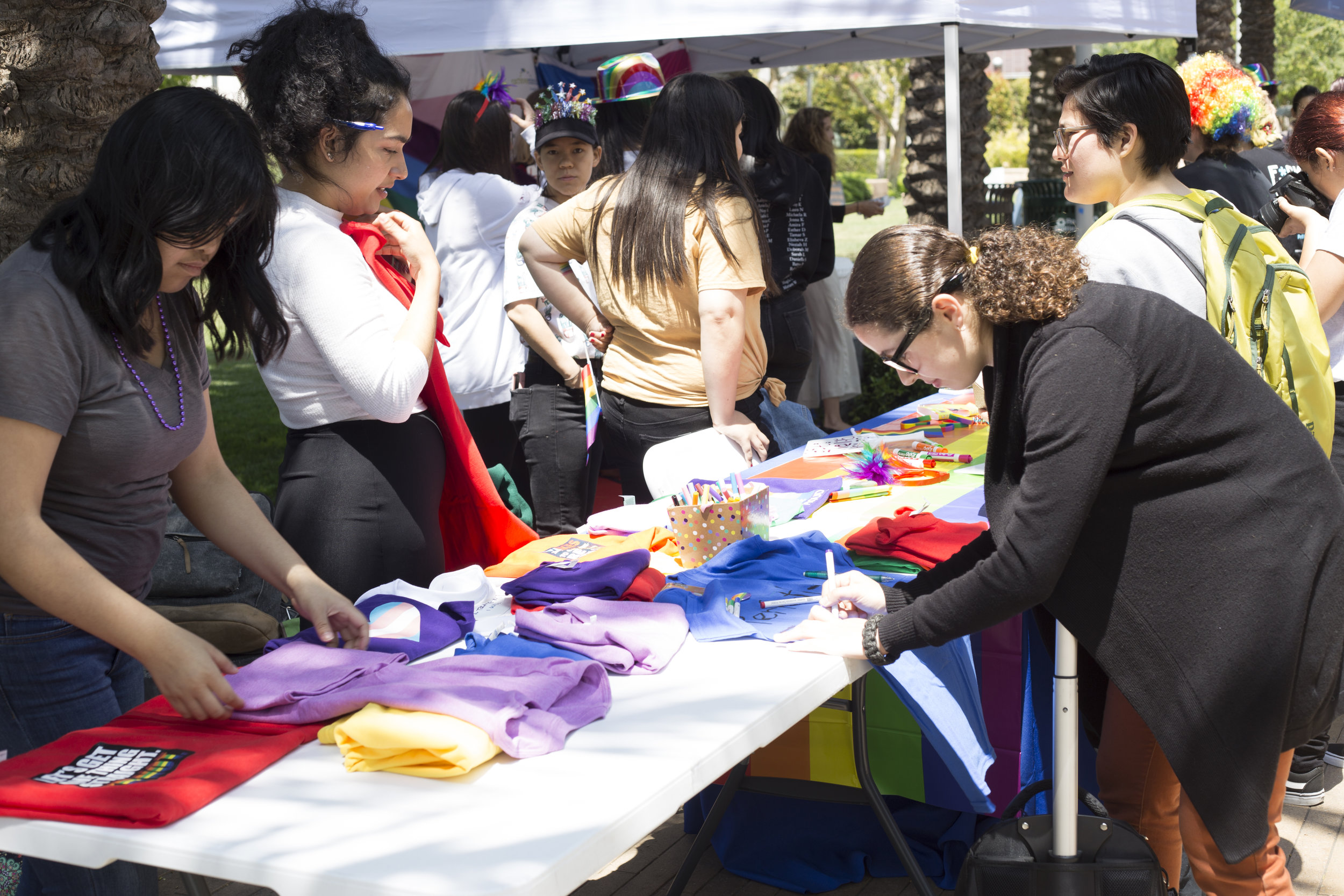  Engaged guests. Santa Monica College (SMC) pride week event on Tuesday, May 15.  The decorating shirt table was a huge success amongst students and other guests. SMC main campus. Santa monica, california. May 15, 2018 (Fernanda Rivera, Corsair Photo