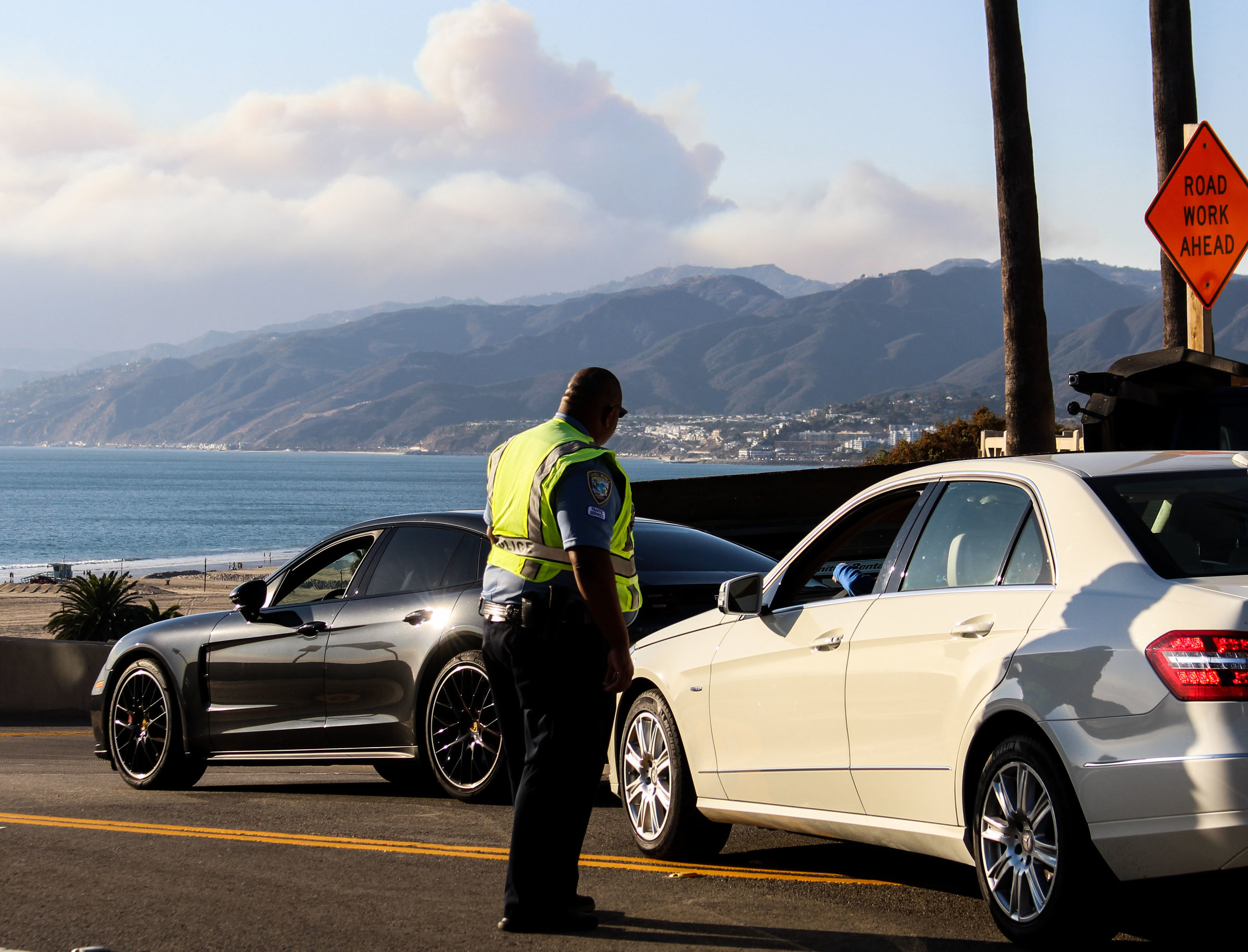  Santa Monica Police officer stands by as Malibu residents attempt to drive through the closed off California Incline off of Ocean Ave in Santa Monica, California, on November 9, 2018. (Pyper Witt/ Corsair Staff) 