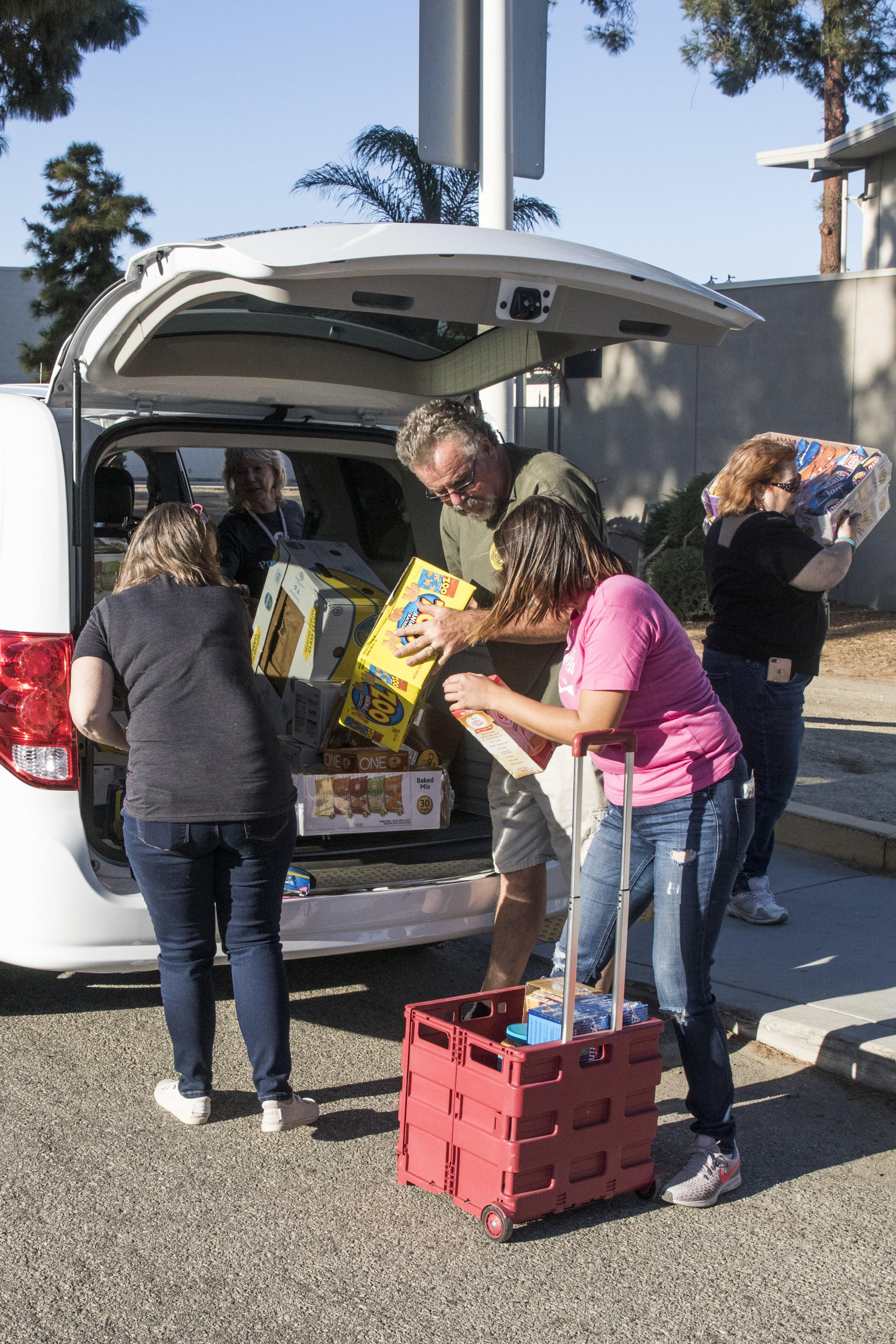  Pierce College employees and volunteers unload a car full of resources for evacuees of the Woolsey Fire who have taken refuge at Pierce College in Woodland HIlls, California on November 9, 2018. (Zane Meyer-Thornton/Corsair Photo) 