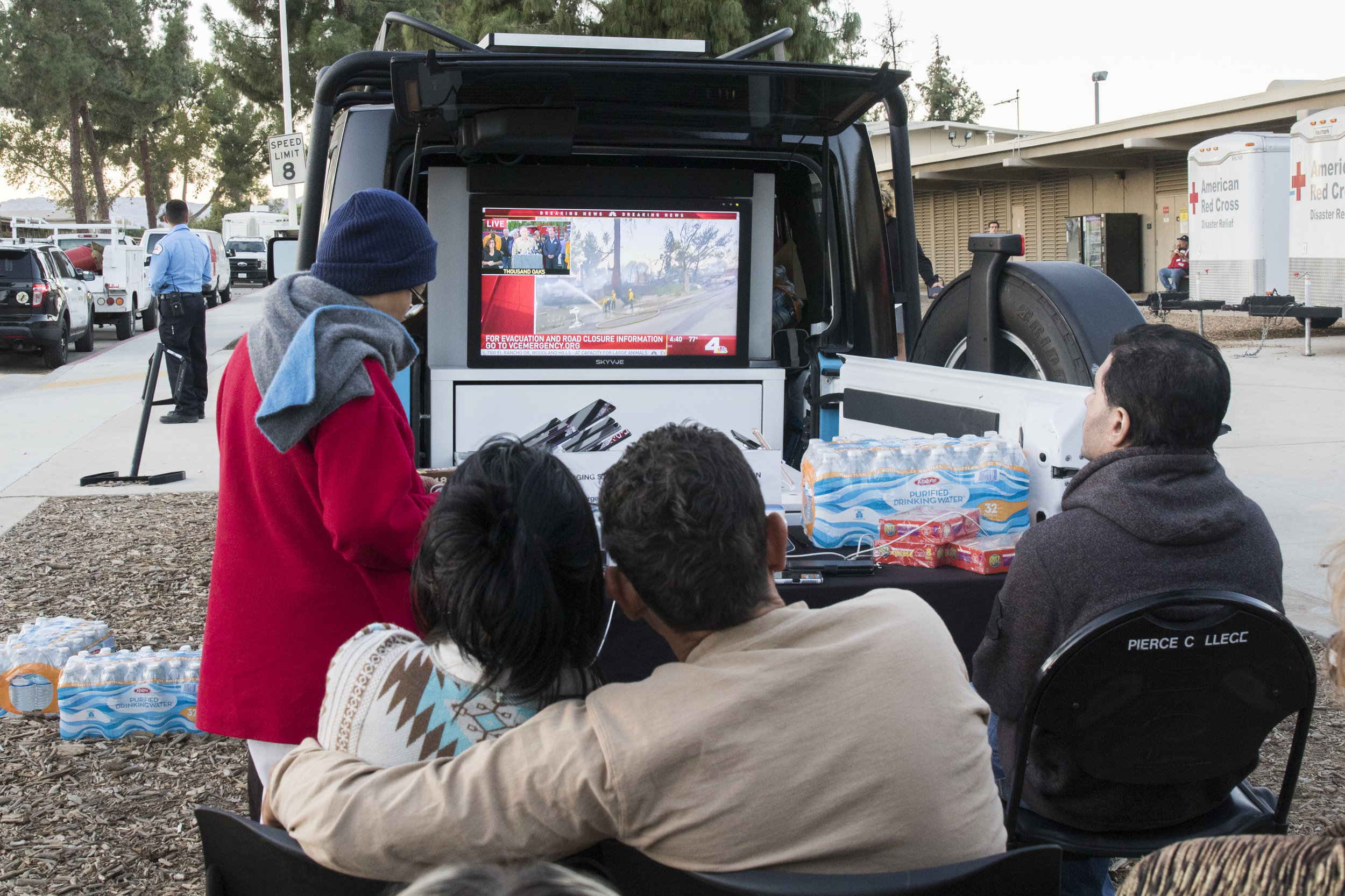  People at an evacuation center located at Pierce College in Woodland HIlls, California watch live news to get updates on their homes on November 9, 2018. (Zane Meyer-Thornton/Corsair Photo) 