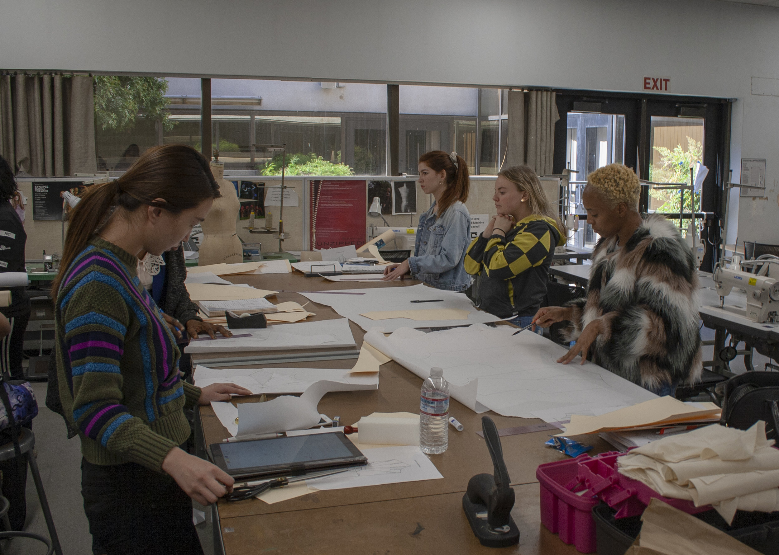 On Feburary 22, 2019 within the Fashion Department in Santa Monica College (SMC) where Porscha Woodard learns, and works on the basics of tracing. Professor Sofi Khachmanyan teaches the class Fashion 6A. Porscha starts re tracing on paper. 