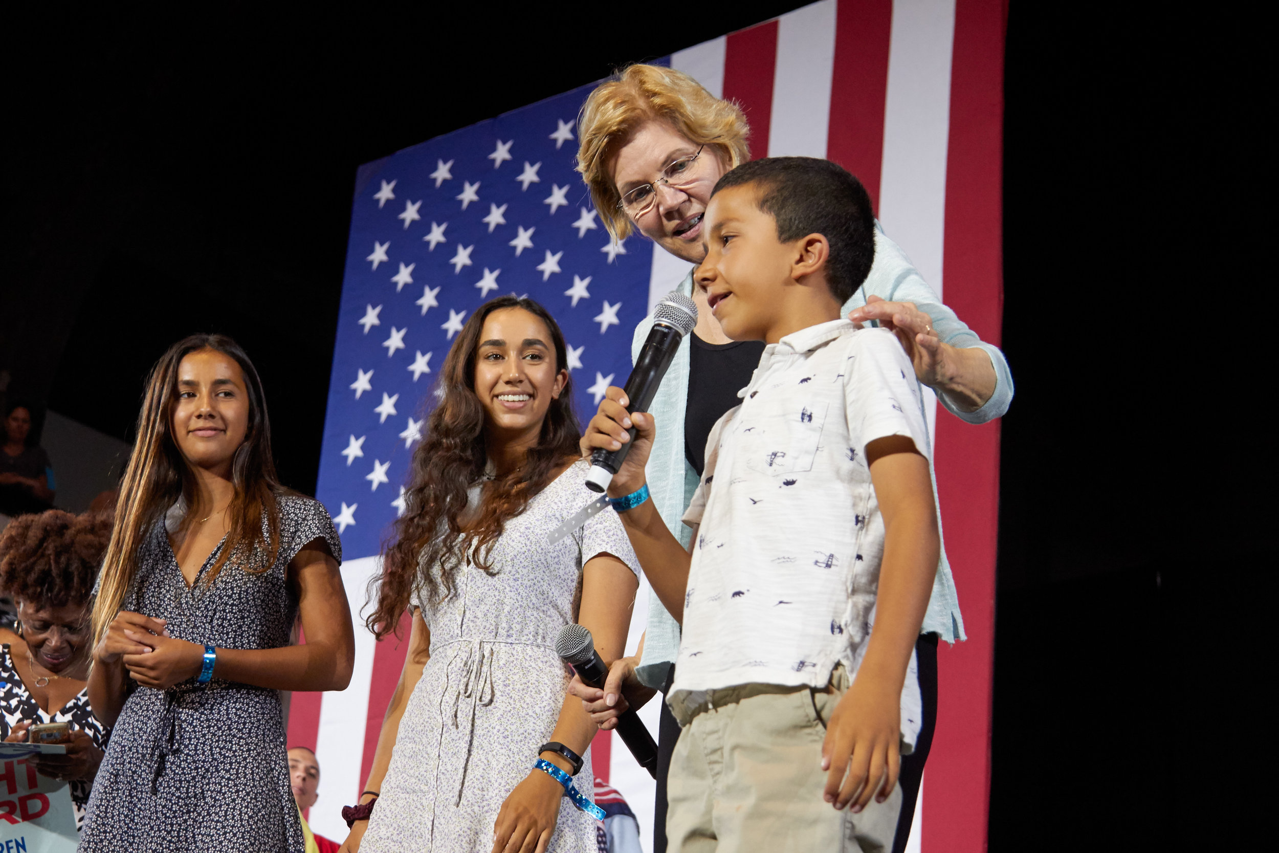  Massachusetts senator Elizabeth Warren shares the stage with children at the end of her Town Hall event for her presidential campaign, at the Shrine Expo Hall, Los Angeles, California, on August 21st 2019. (Marco Pallotti/The Corsair) 
