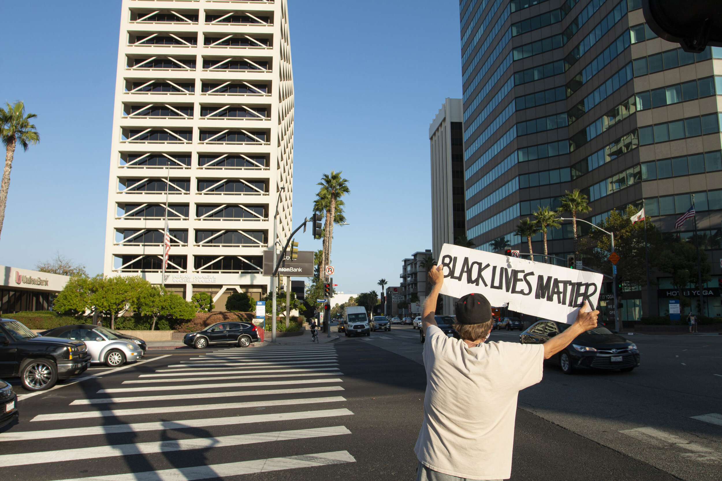   Mark Bender from Woodland Hills. protests at the Sherman Oaks Galleria. on Ventura Blvd and Sepulveda on Sept. 28, 2020. (Romeo Kuhn / The Corsair)  