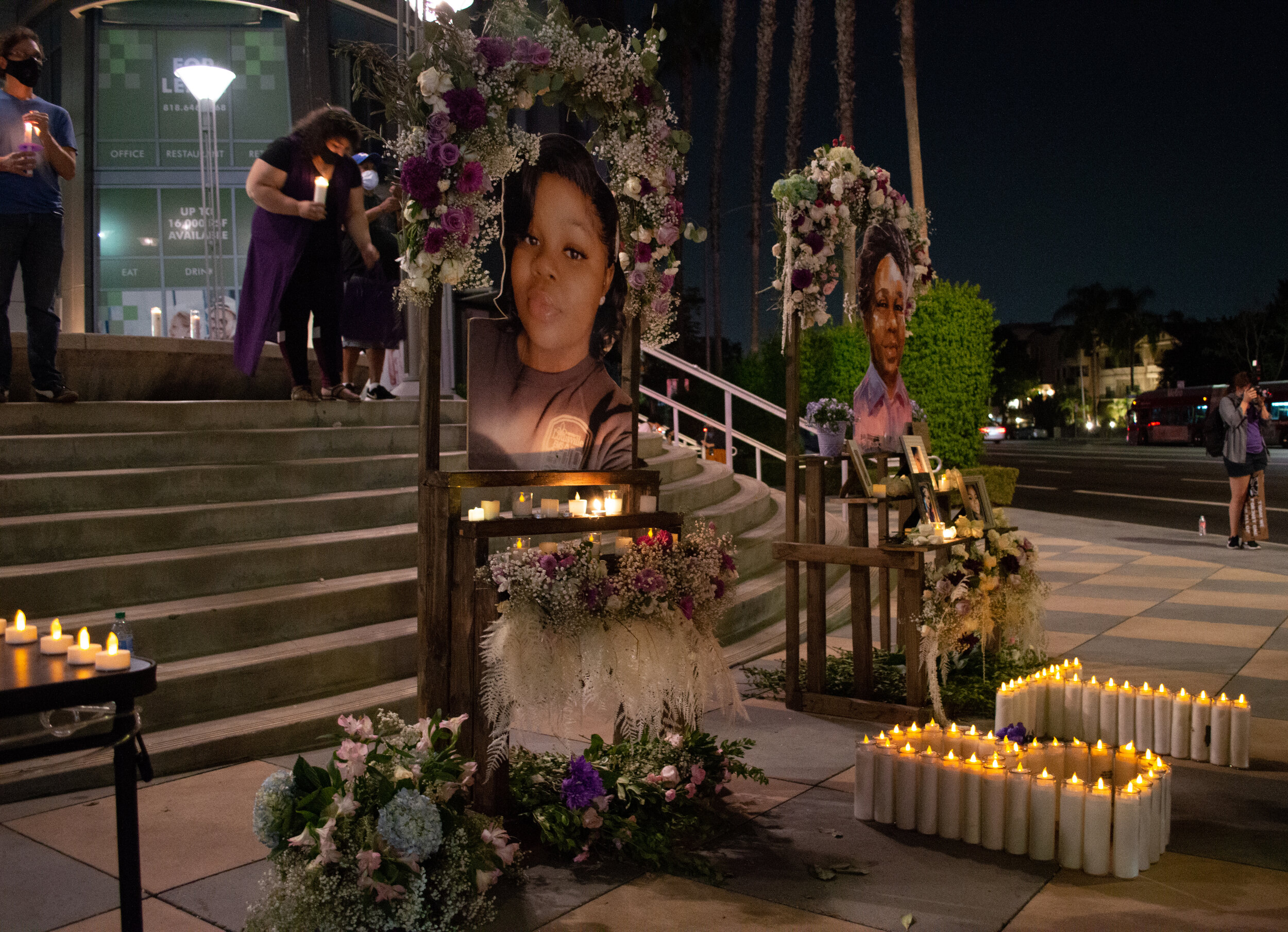   A candlelight vigil for Breonna Taylor outside the Sherman Oaks Galleria on, Sept. 26, 2020.(Michael Goldsmith / The Corsair)  