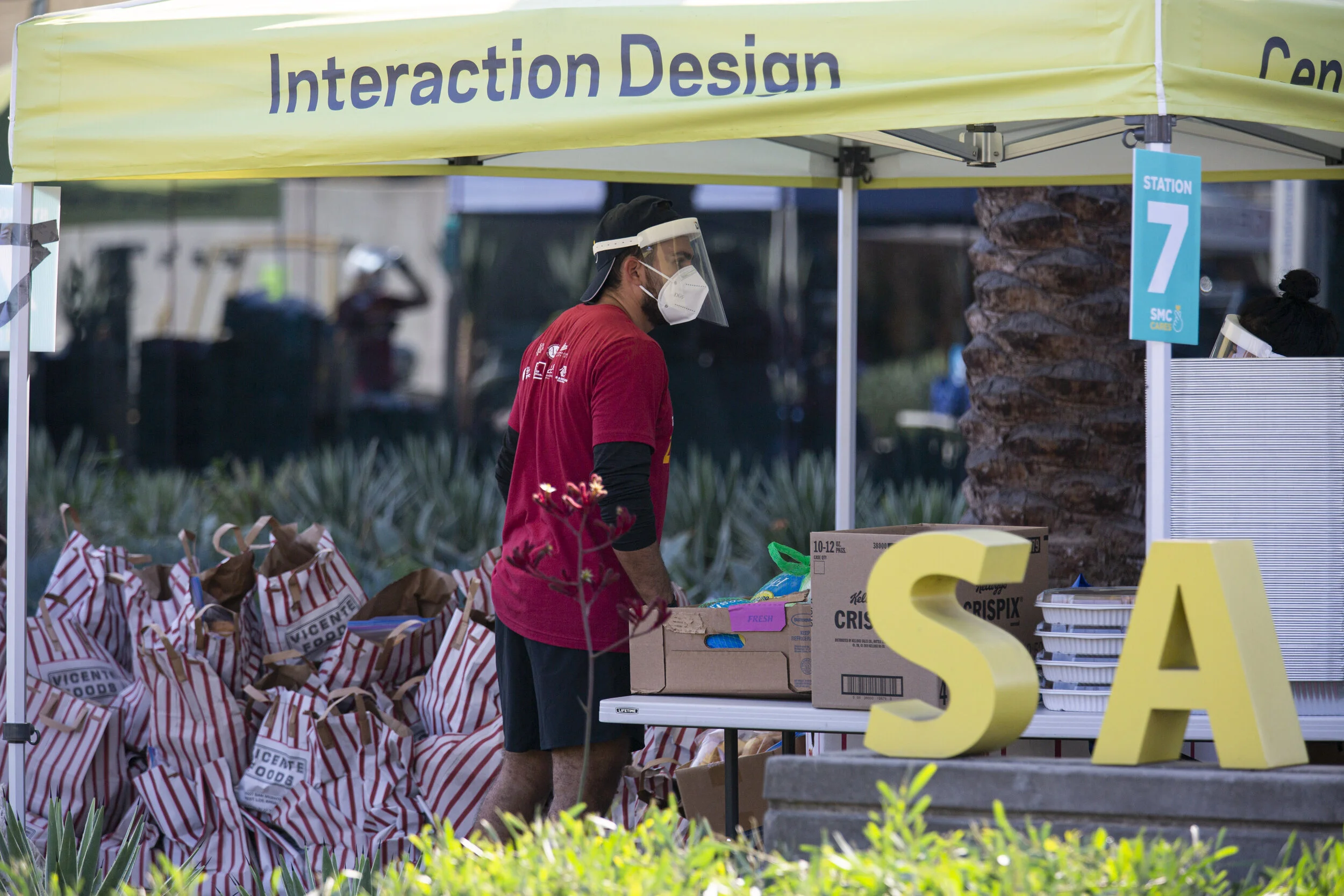  Santa Monica College (SMC), The City of Santa Monica and the SMC Foundation distributed groceries for Thanksgiving to 1,455 members of the Santa Monica community and SMC students. Tues., Nov. 24, 2020 in Santa Monica, Calif. (Yasamin Jafari Tehrani 