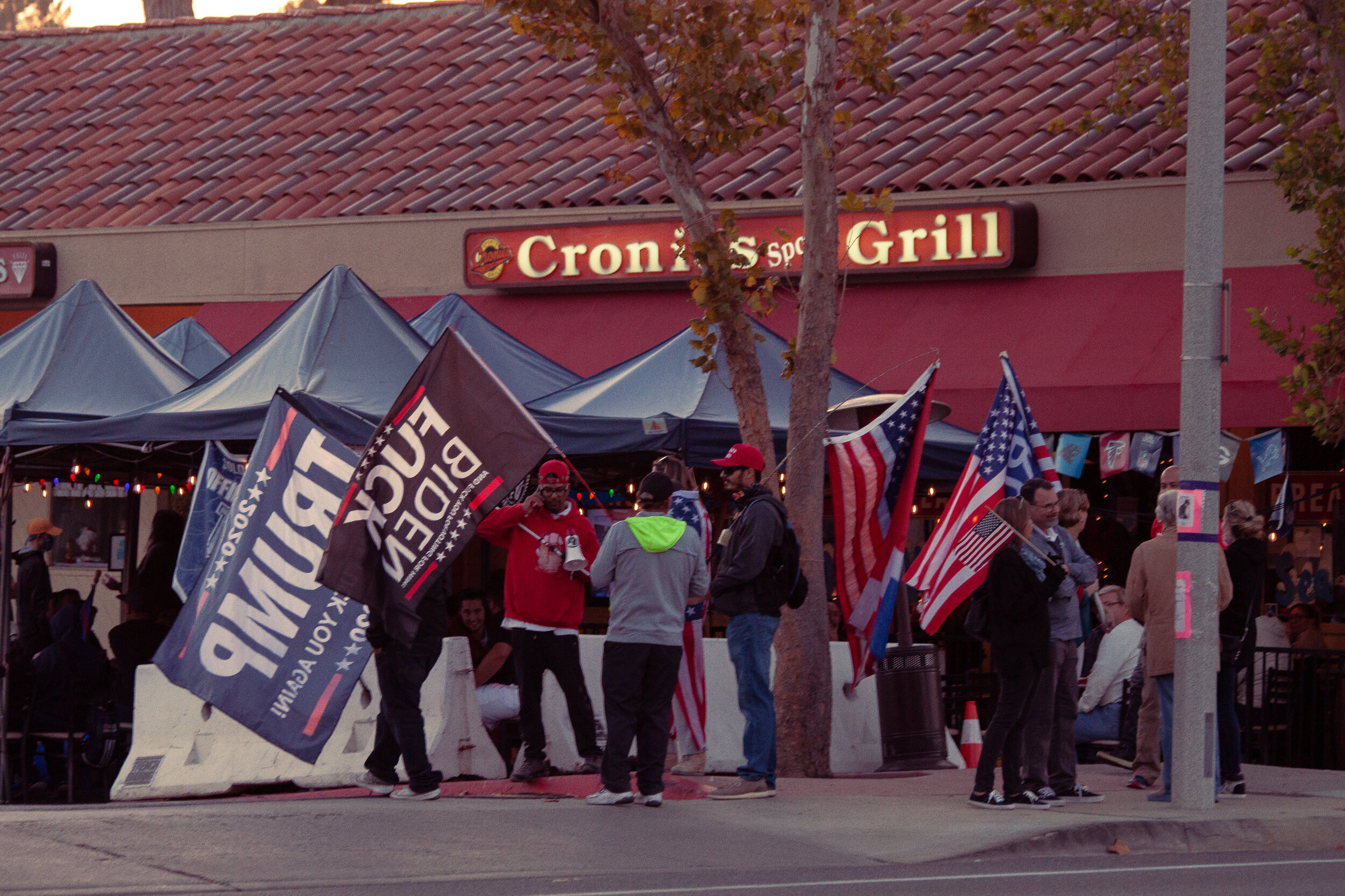  Cronies Sports Grill in Agoura Hills, Calif., where restaurant-goers and political protestors are actively defying Southern California stay home orders. Fri., Dec. 11, 2020. (Johnny Neville / The Corsair). 