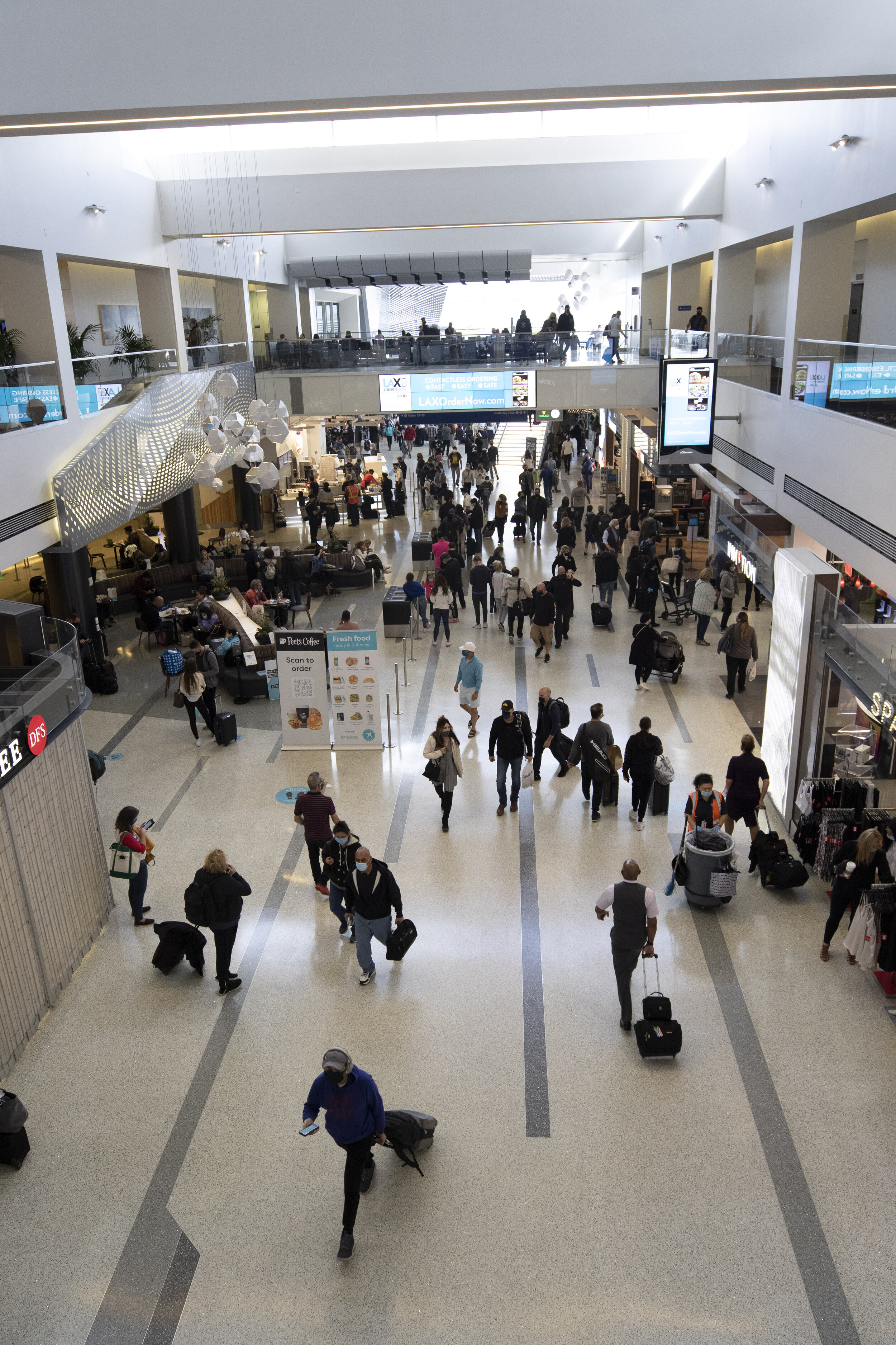  Travelers have returned in mass at Los Angeles International Airport Terminal 2 on Thursday 25, 2021 in Los Angeles, Calf. (The Corsair I Brad Wilhite) 